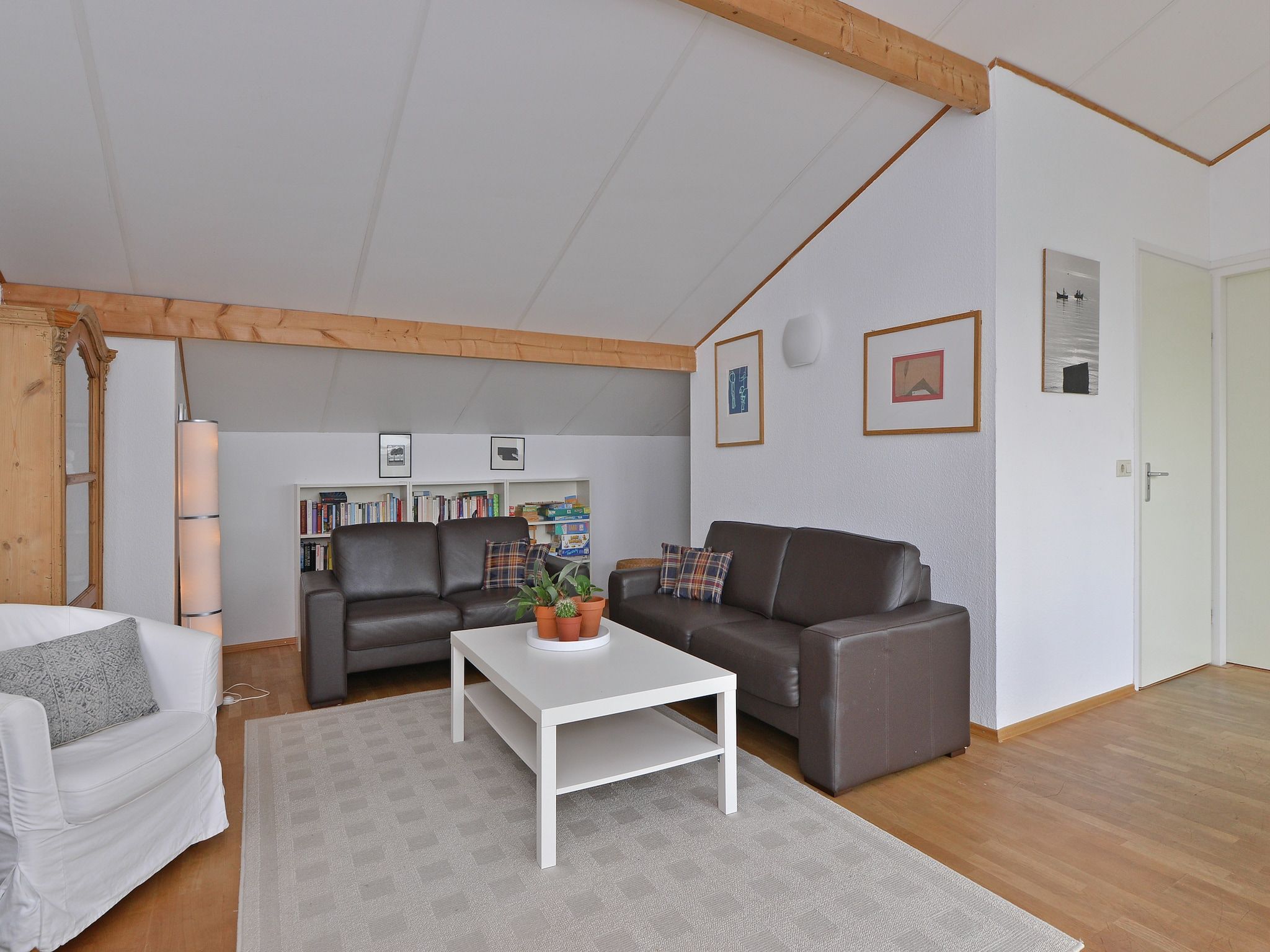 De woonkamer van Cederlaan 8 in Kamperland