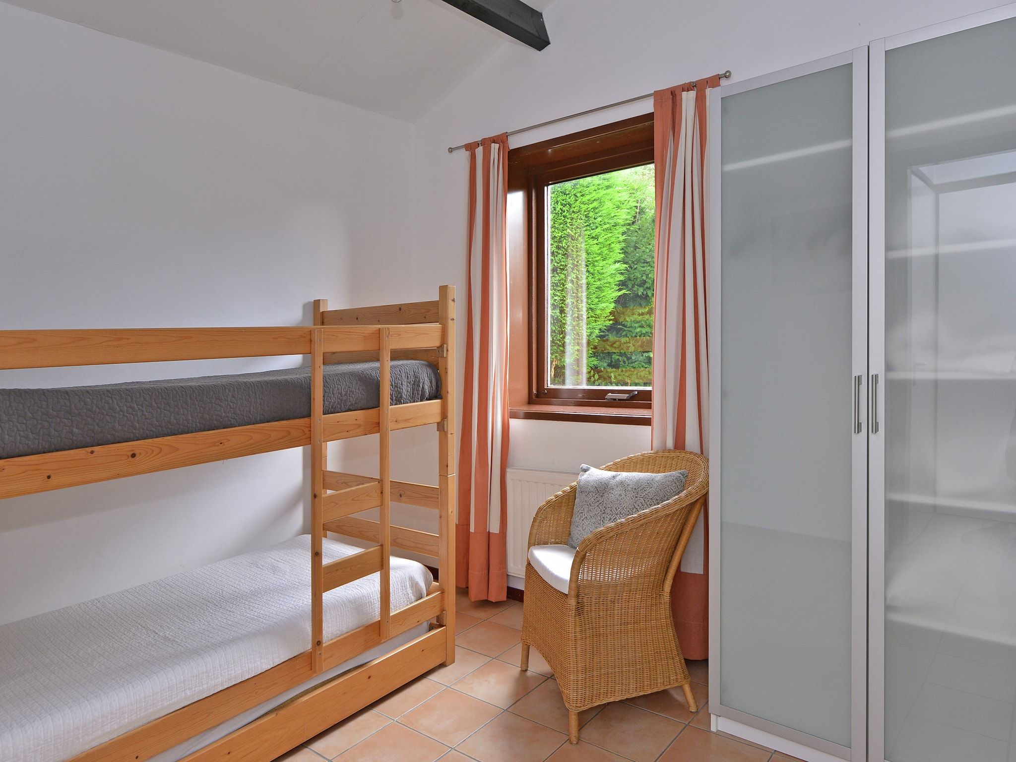 Een slaapkamer van Cederlaan 8 in Kamperland