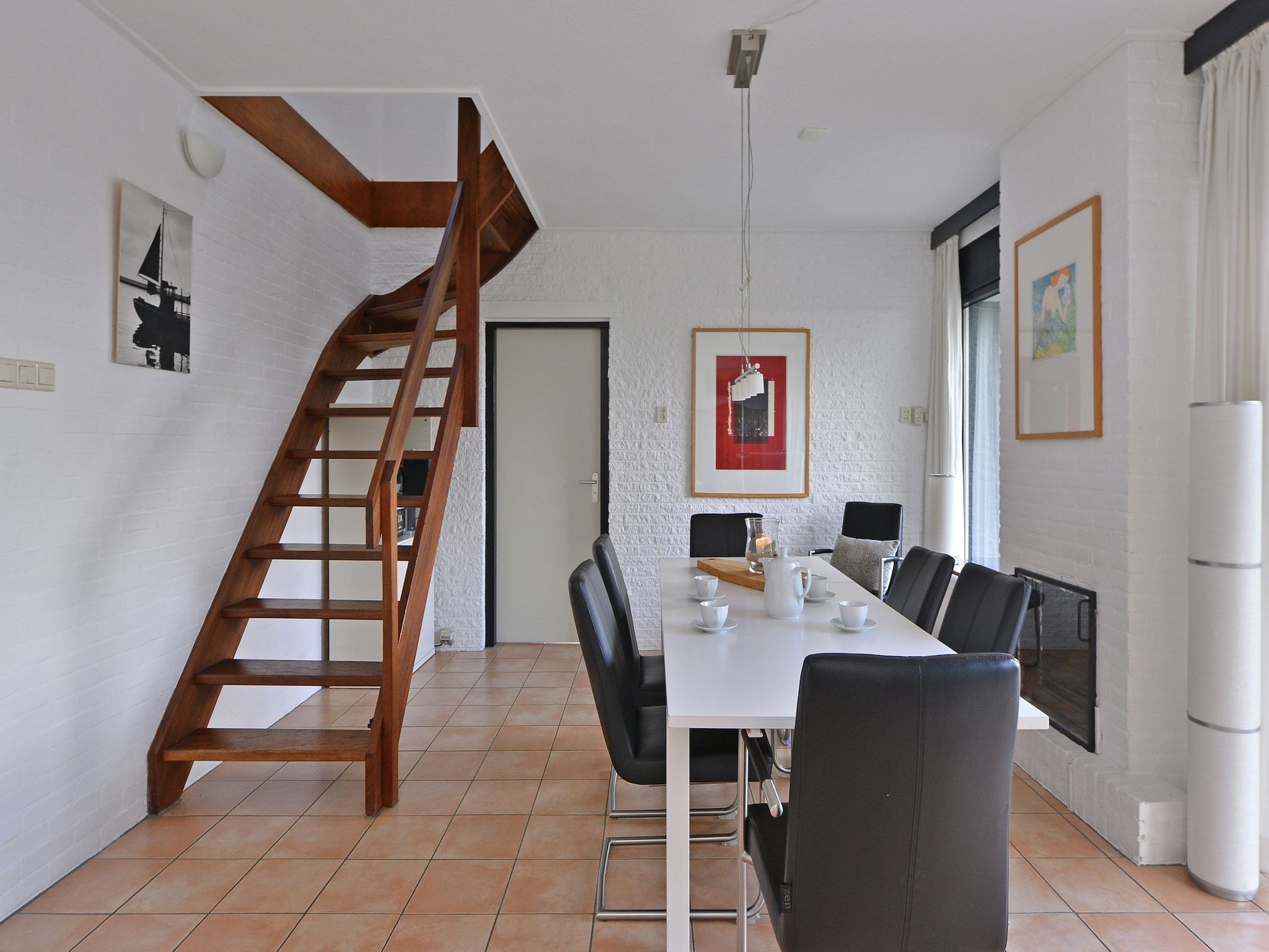 De eetkamer van Cederlaan 8 in Kamperland