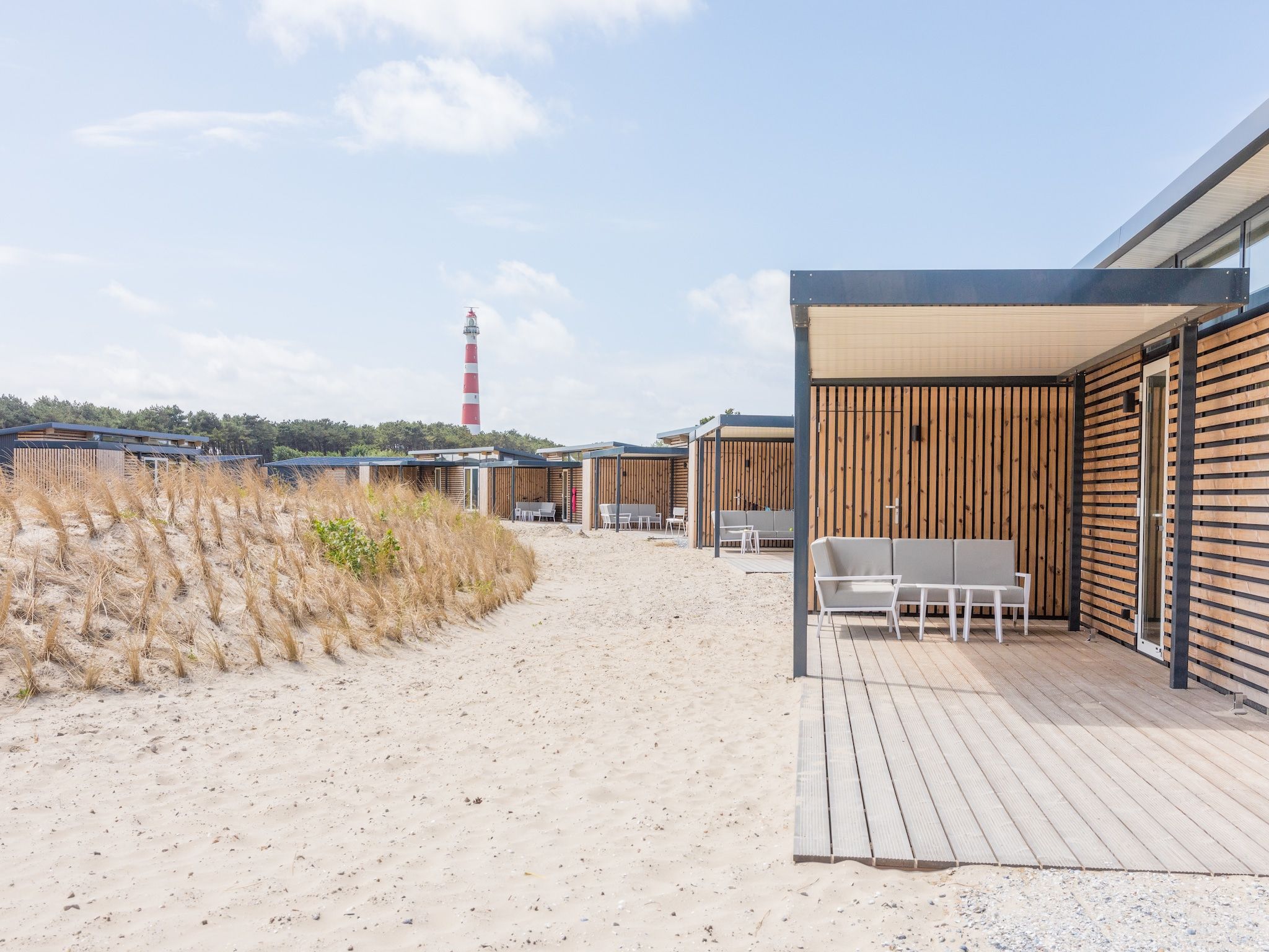 Het terras van Sea Lodges Ameland 2 in Hollum