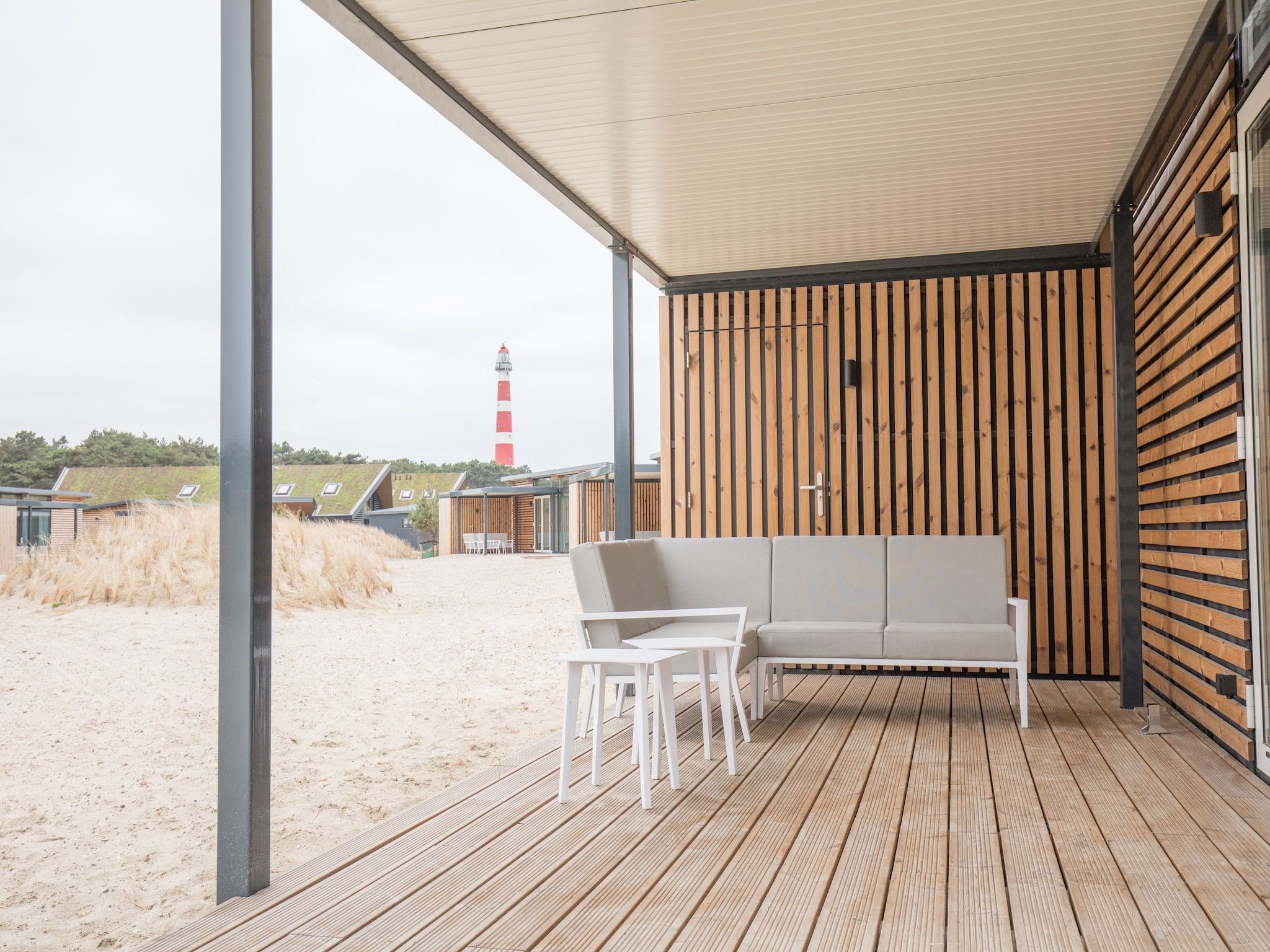 Het terras van Sea Lodges Ameland 3 in Hollum