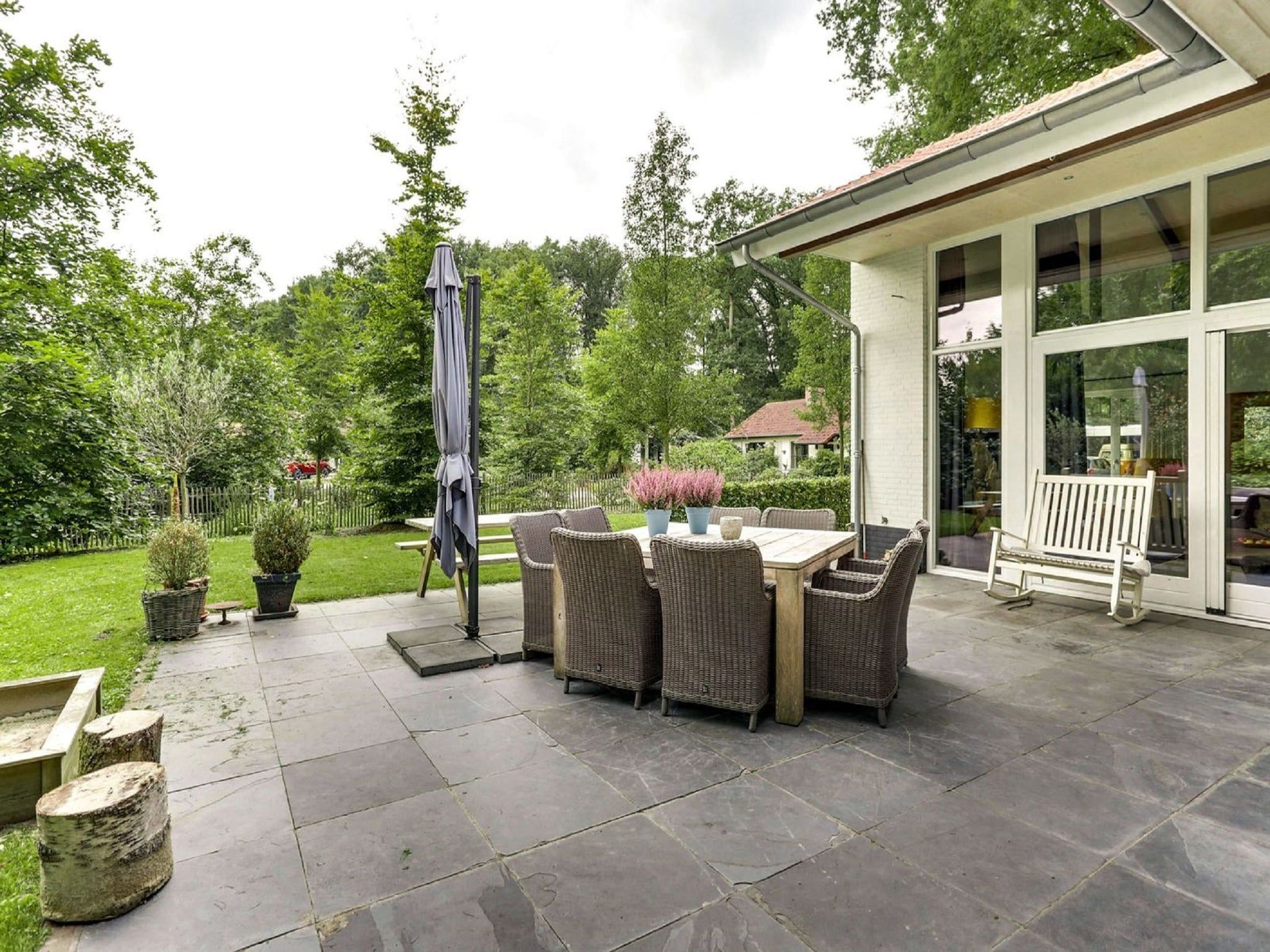 Het terras van Vakantiepark Sandberghe 7 in Uden