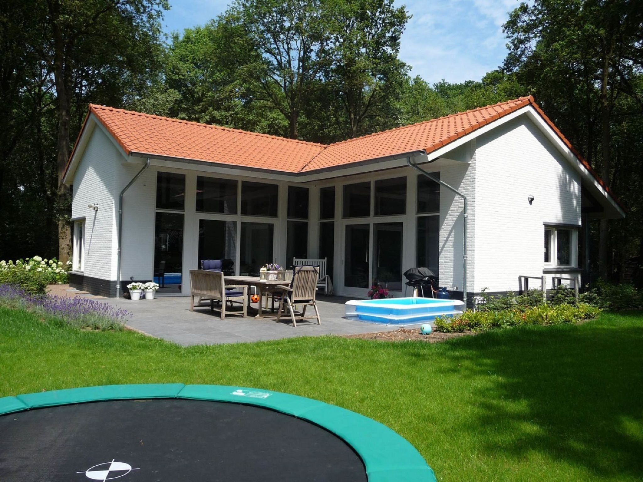 De tuin van Vakantiepark Sandberghe 7 in Uden