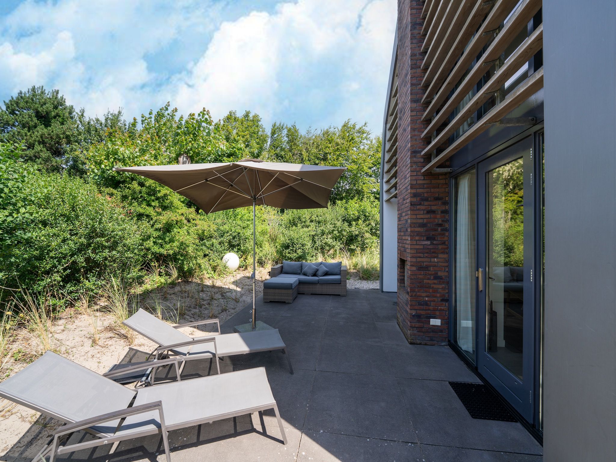 Het terras van Waterland in Egmond aan den Hoef