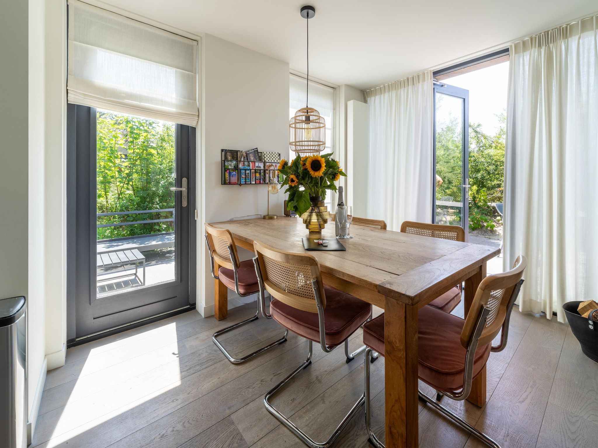 De eetkamer van Onder de molen in Egmond aan den Hoef