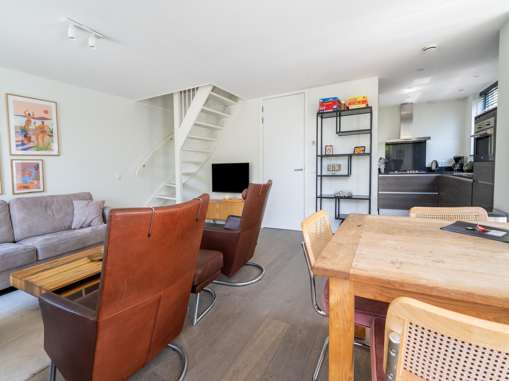 De woonkamer van Onder de molen in Egmond aan den Hoef