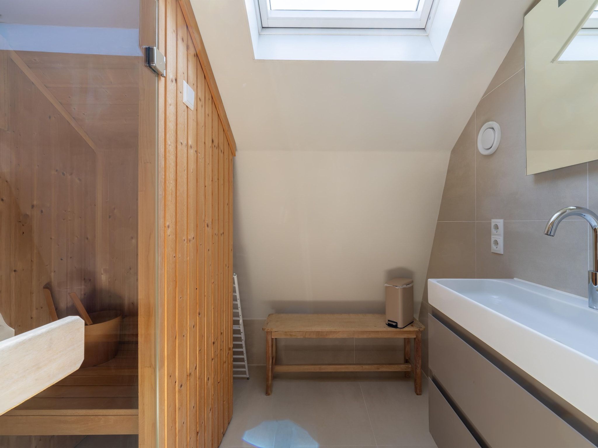 De badkamer van Onder de molen in Egmond aan den Hoef