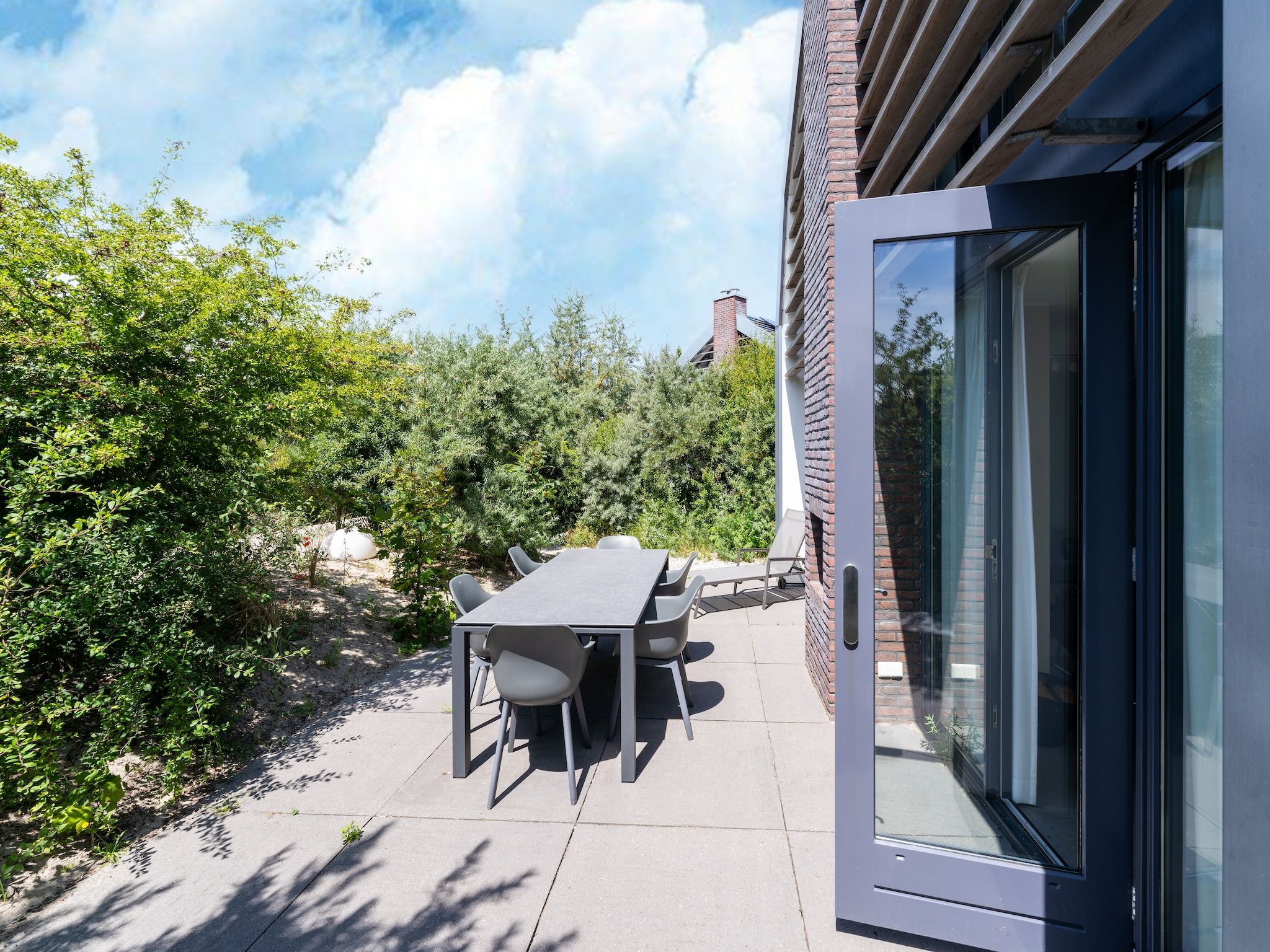 Het terras van Onder de molen in Egmond aan den Hoef