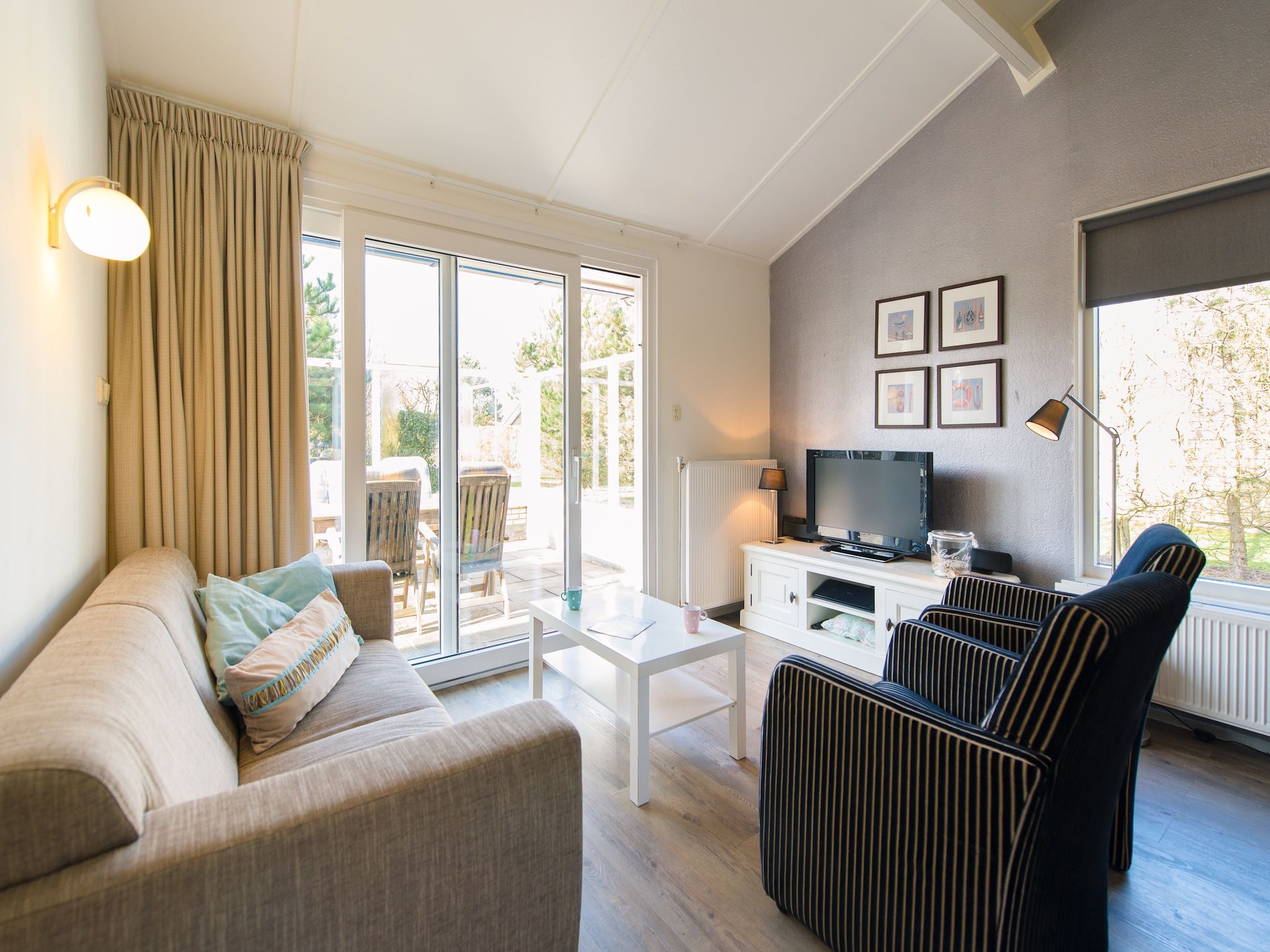 De woonkamer van Vakantiepark Boomhiemke 11 in Hollum