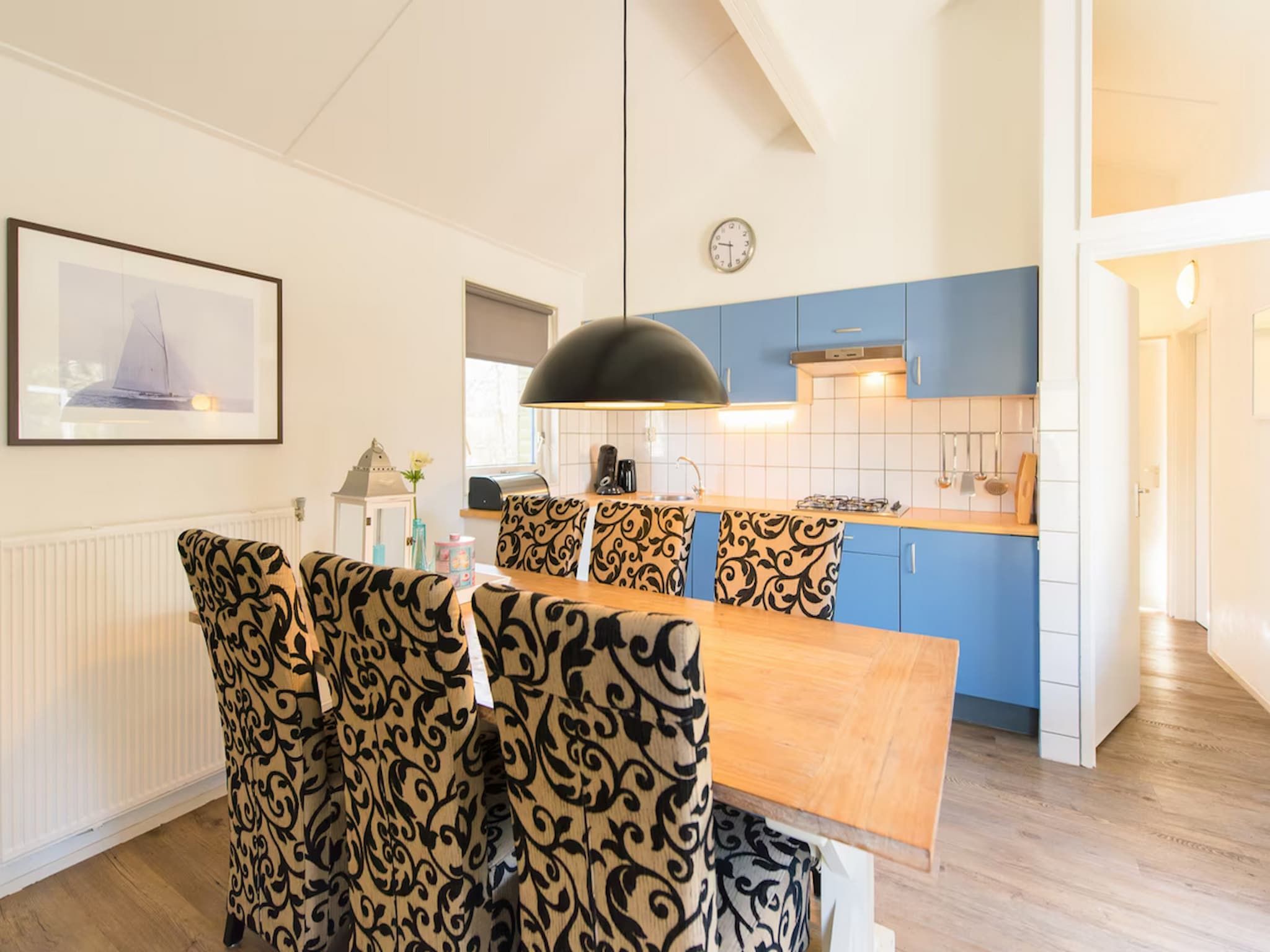 De keuken van Vakantiepark Boomhiemke 11 in Hollum