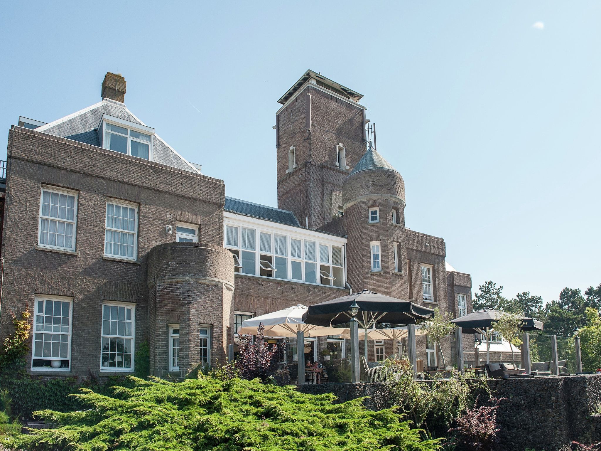 De buitenkant van Huize Glory Bergkristal in Bergen aan Zee