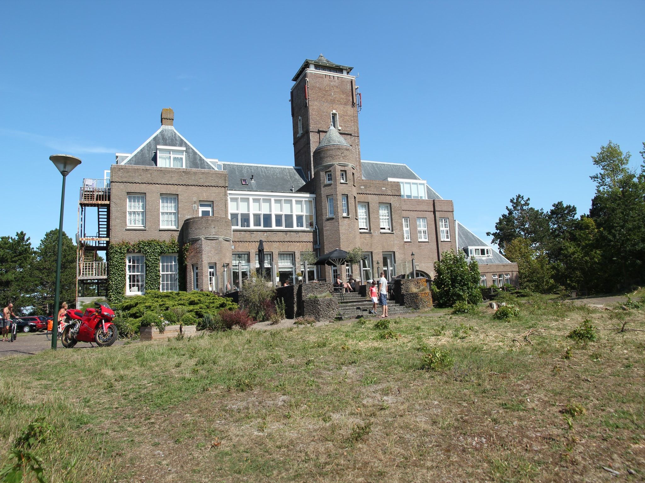 De buitenkant van Huize Glory Tijgeroog in Bergen aan Zee