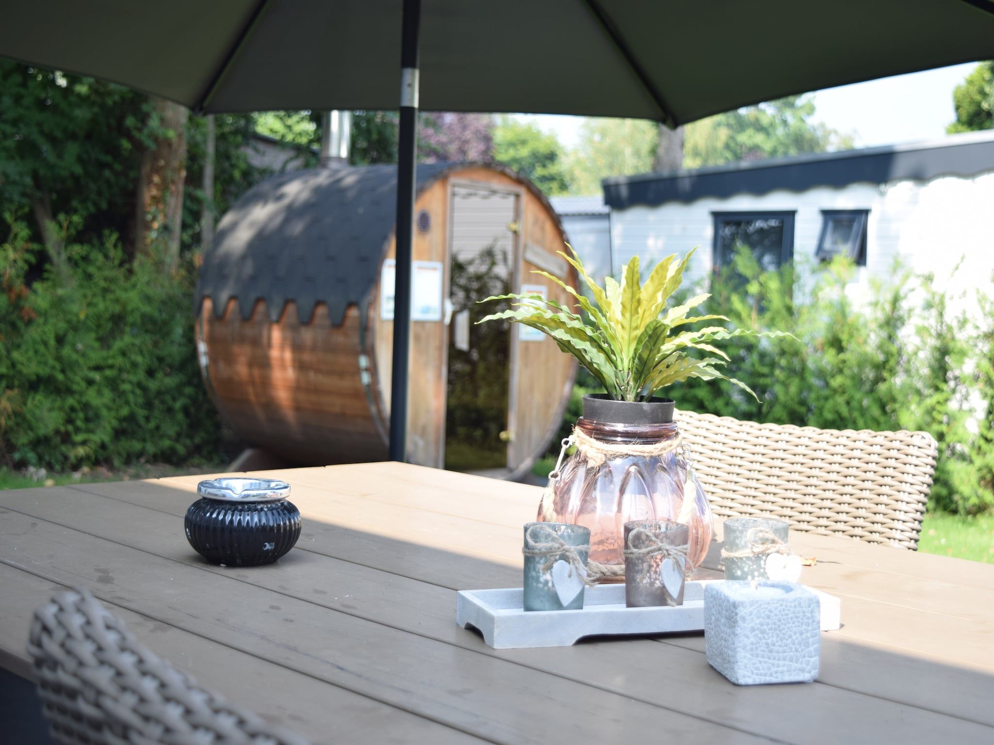 Het terras van Recreatiepark de Boshoek 5 in Voorthuizen