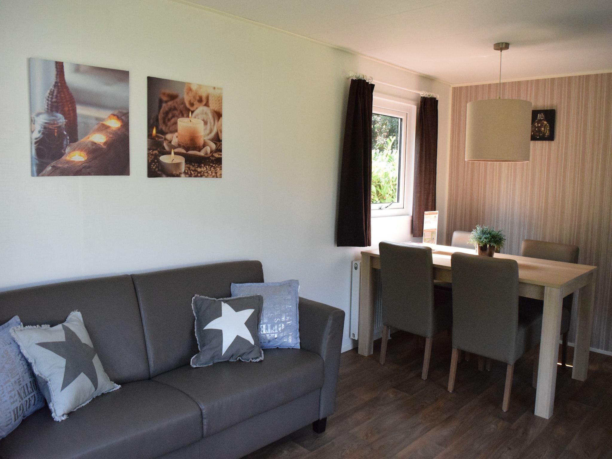 De woonkamer van Recreatiepark de Boshoek 5 in Voorthuizen