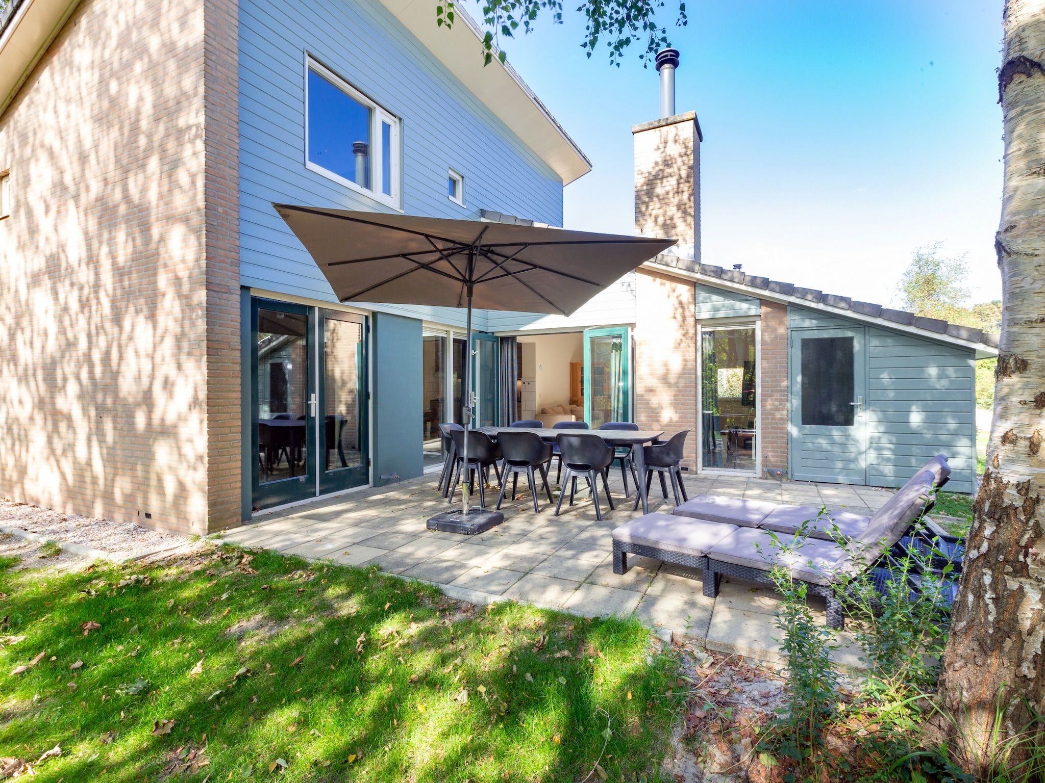 Het terras van Vakantiepark Kijkduin 7 in Den Haag