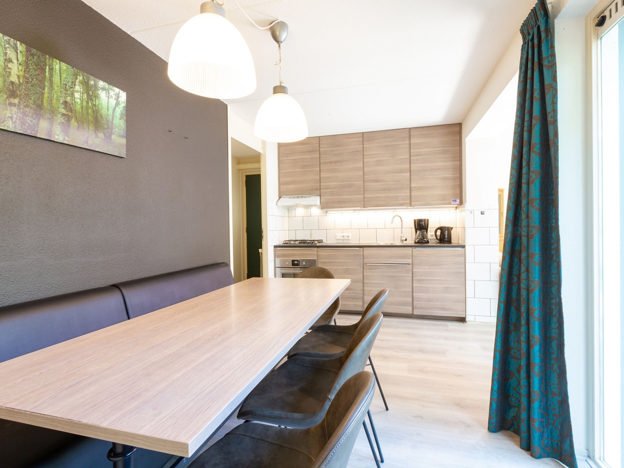 De eetkamer van Vakantiepark Kijkduin 7 in Den Haag