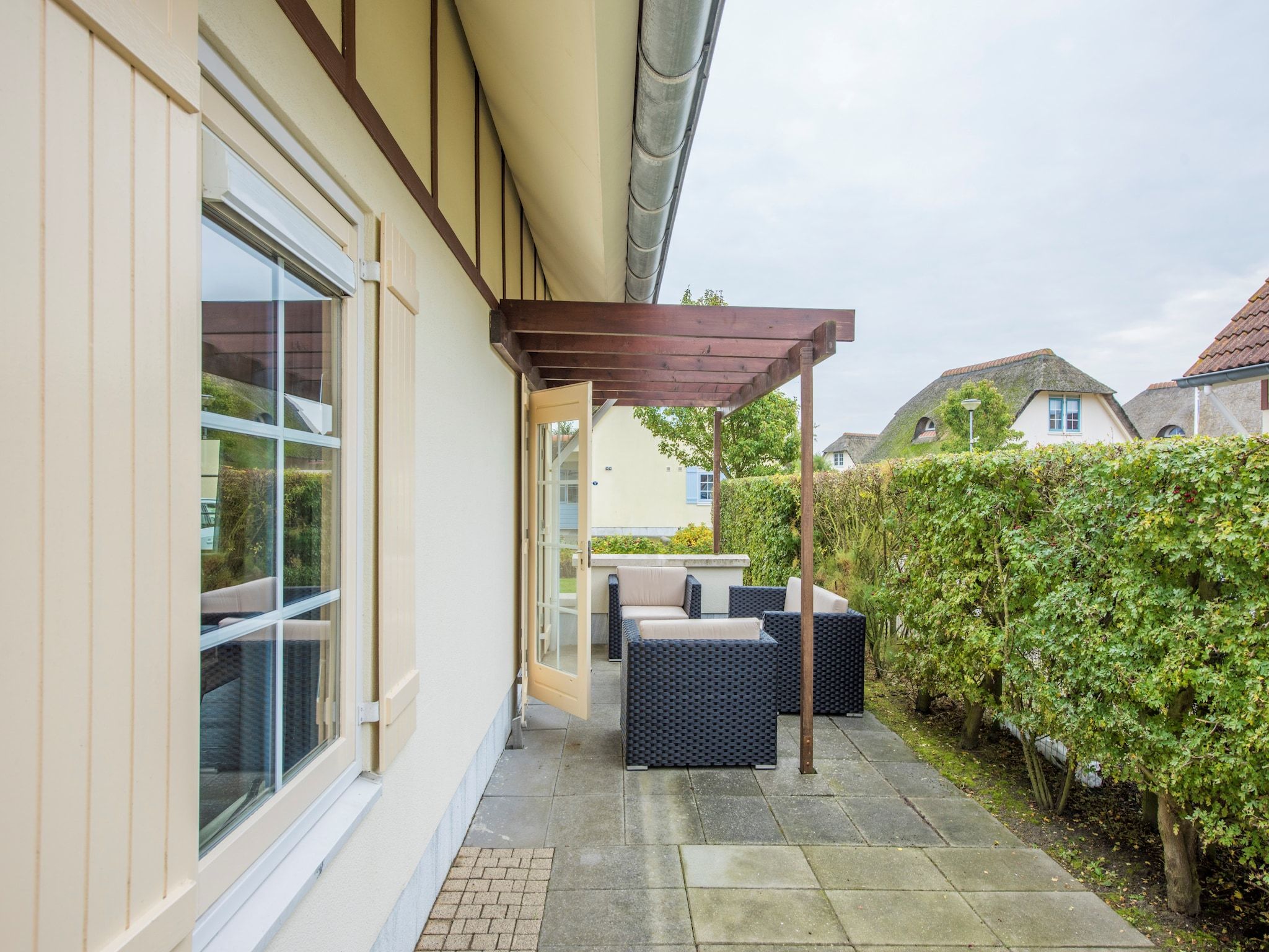 Het terras van Buitenhof Domburg 11 in Domburg