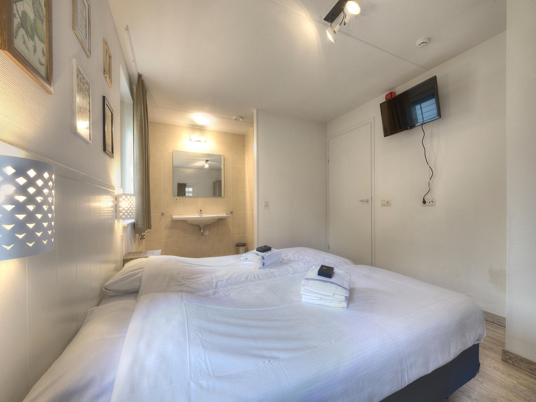 Een slaapkamer van Vakantiepark Weerterbergen 5 in Weert