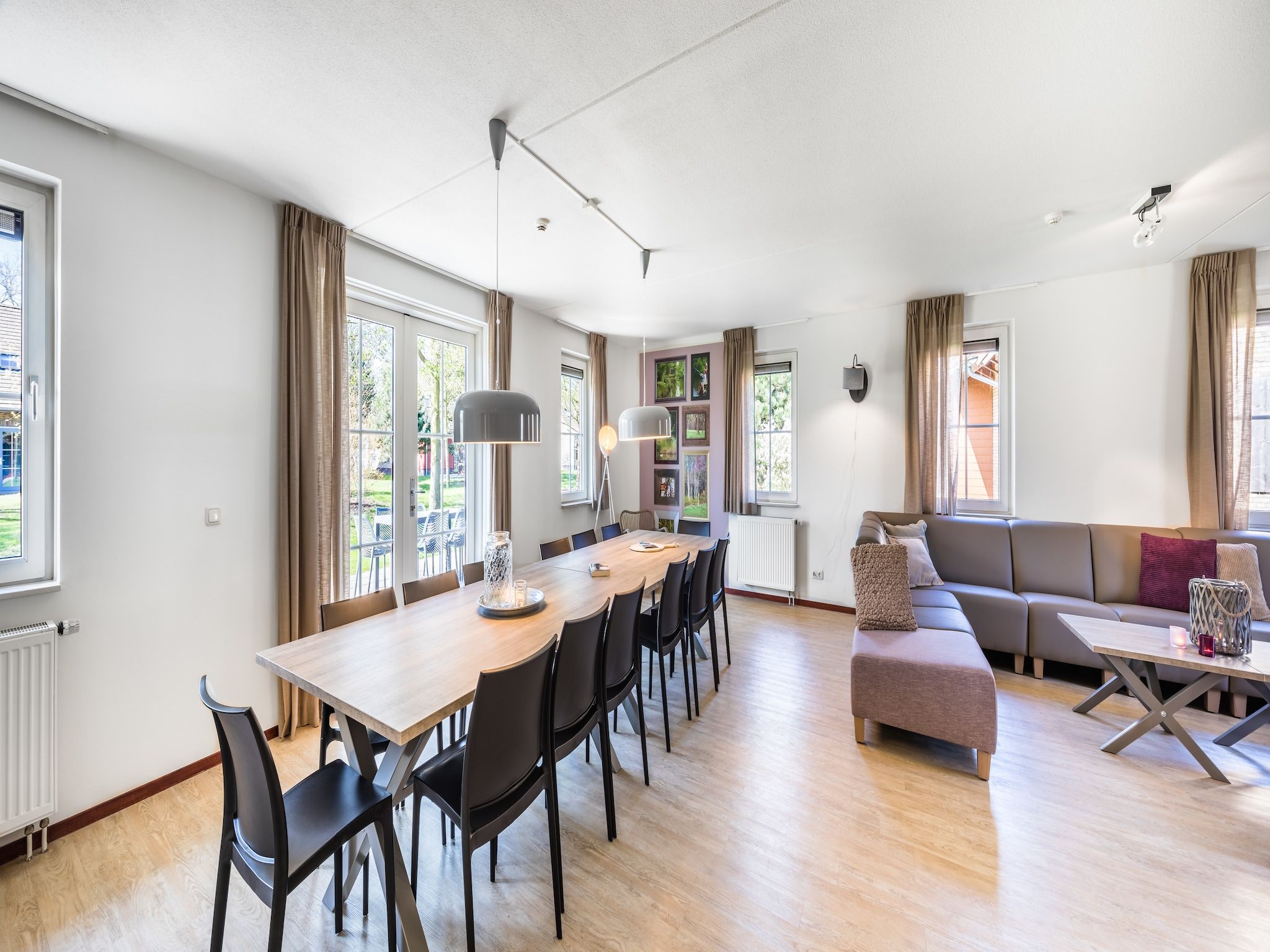 De eetkamer van Vakantiepark Weerterbergen 6 in Weert