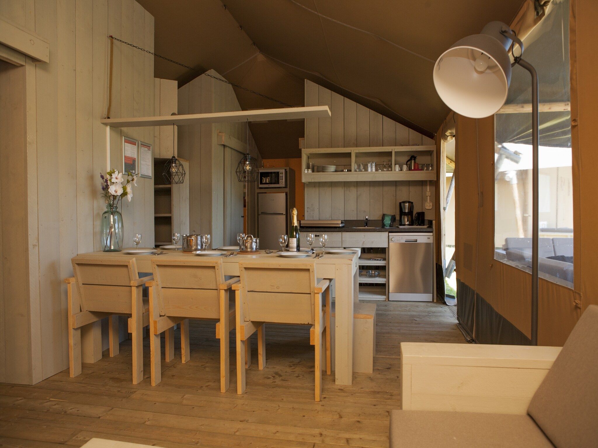 De eetkamer van Recreatiepark de Boshoek 19 in Voorthuizen