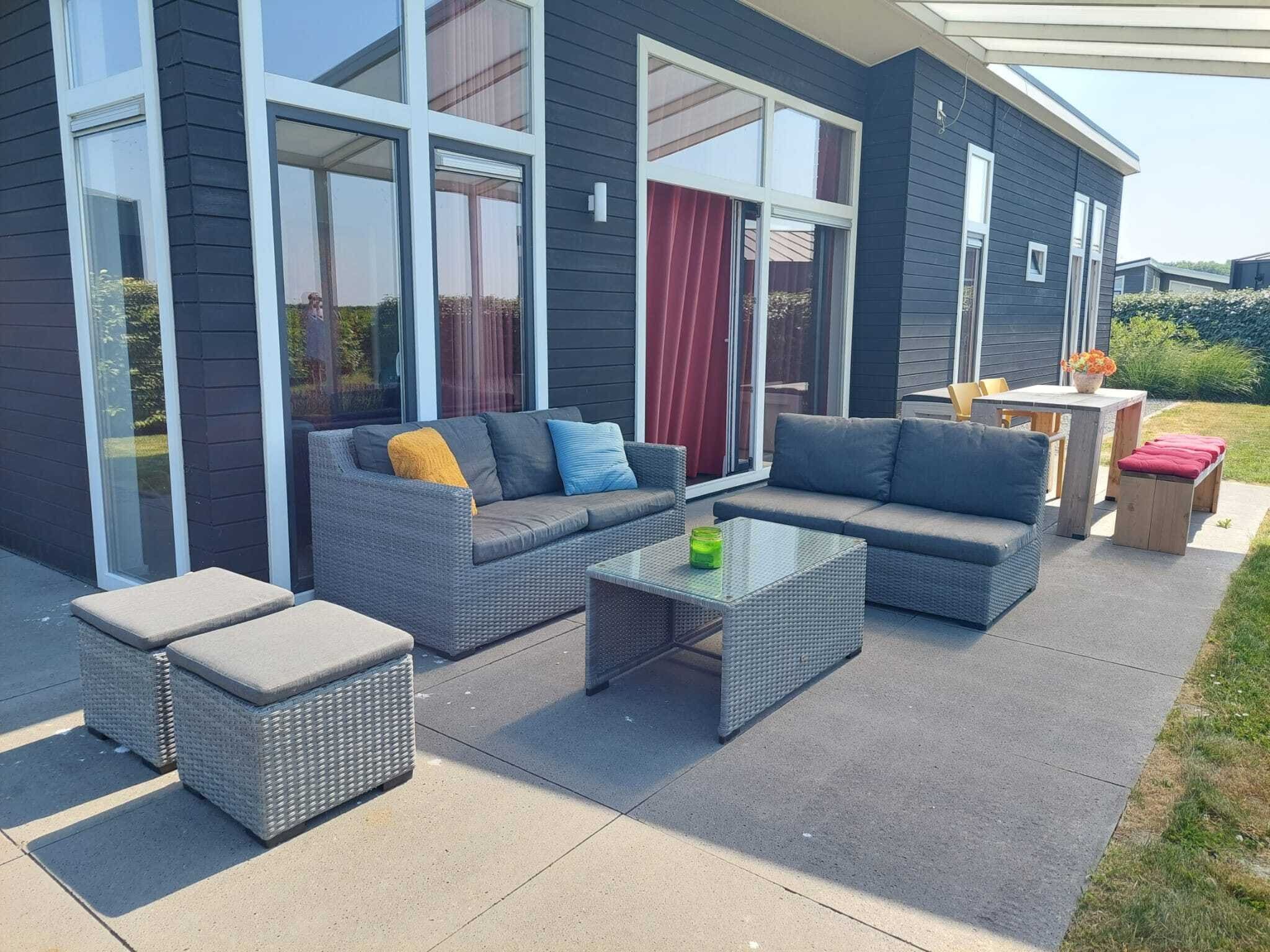 De buitenkant van Water Resort Oosterschelde 51 in Wemeldinge