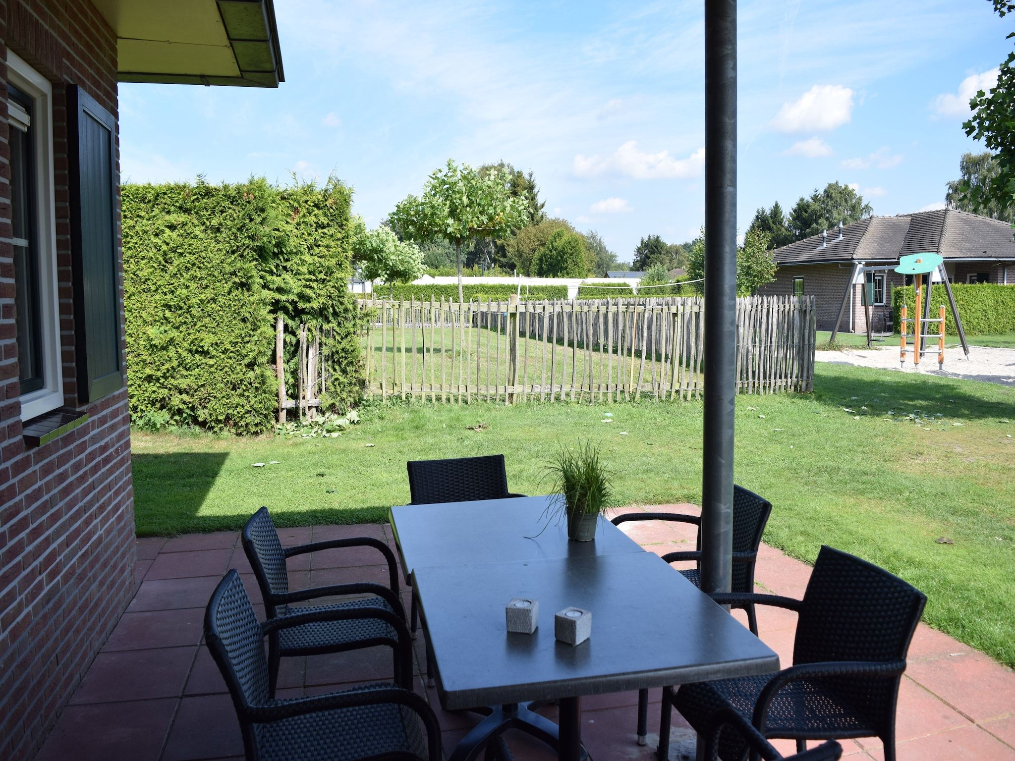 Het terras van Recreatiepark de Boshoek 14 in Voorthuizen