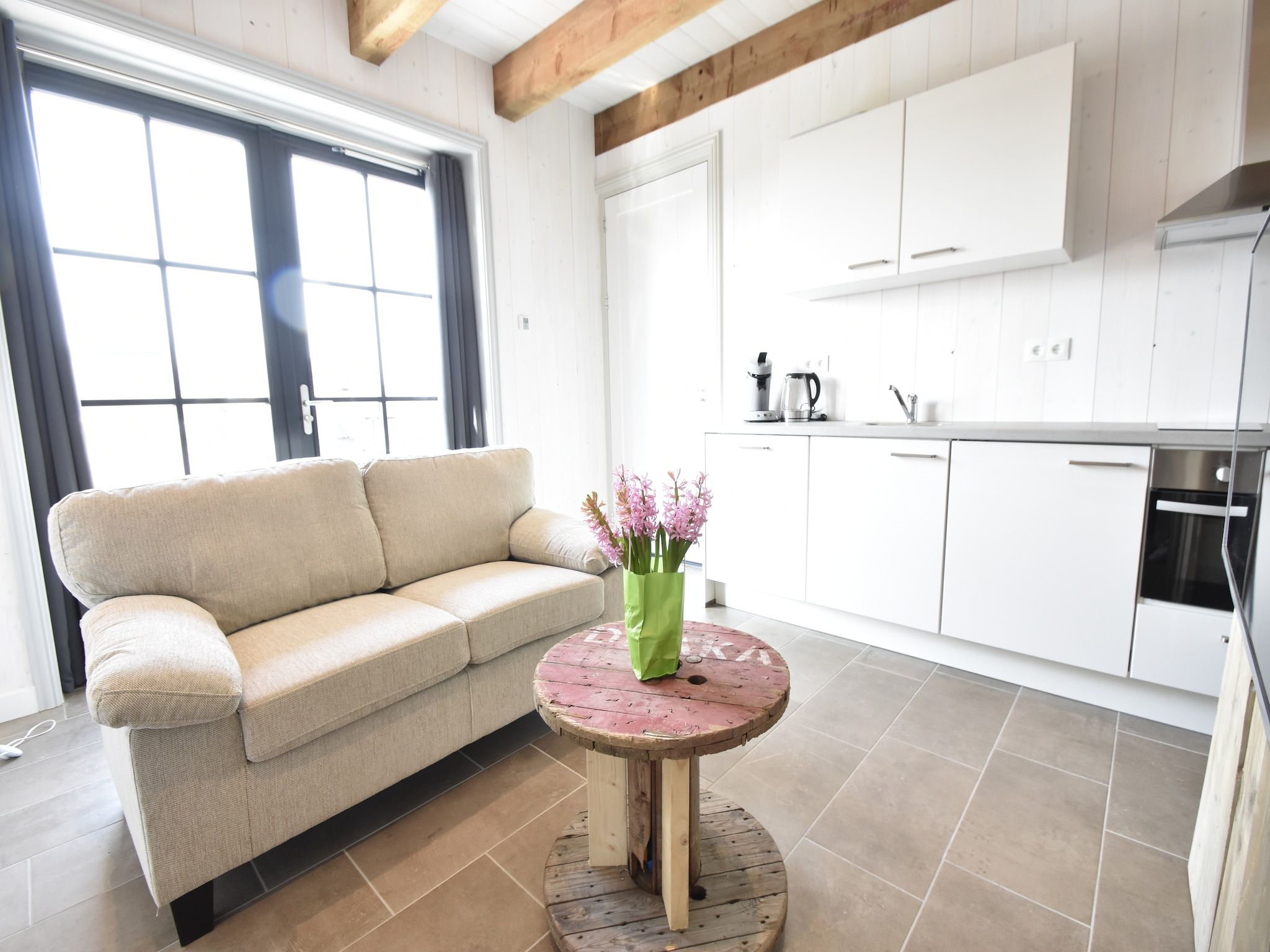 De woonkamer van Hazenborgh - Studio Vloed in Callantsoog