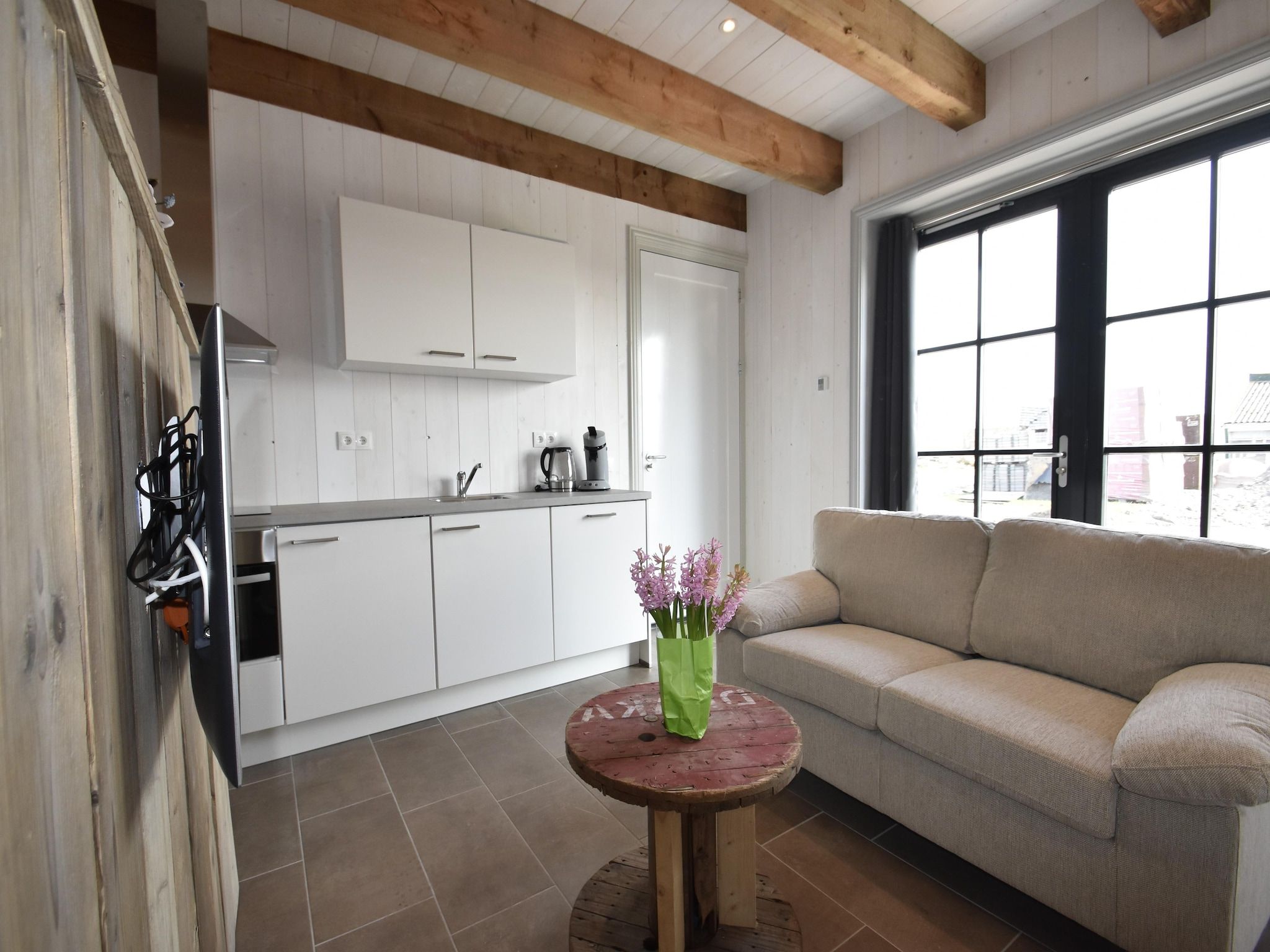 De woonkamer van Hazenborgh - Studio Vloed in Callantsoog