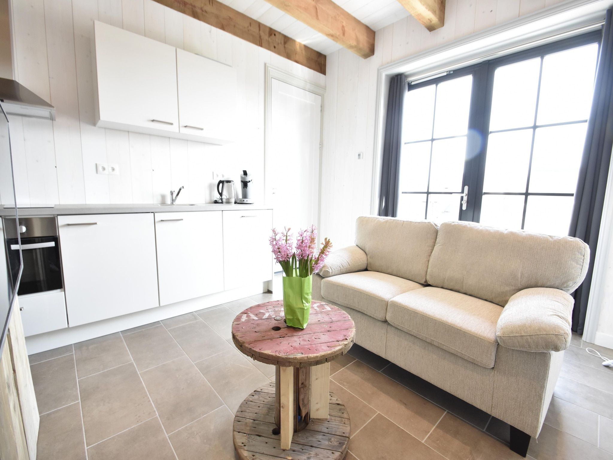 De woonkamer van Hazenborgh - Studio Vloed in Callantsoog