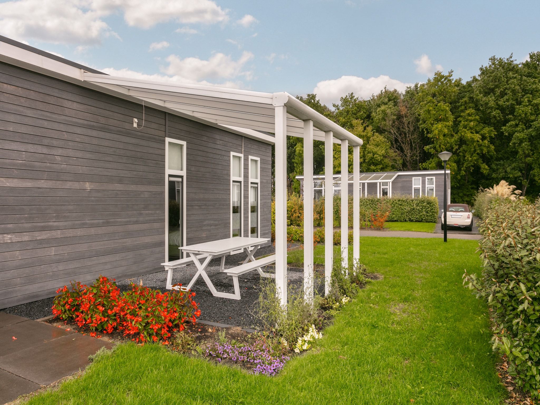 Het terras van Water Resort Oosterschelde 70 in Wemeldinge