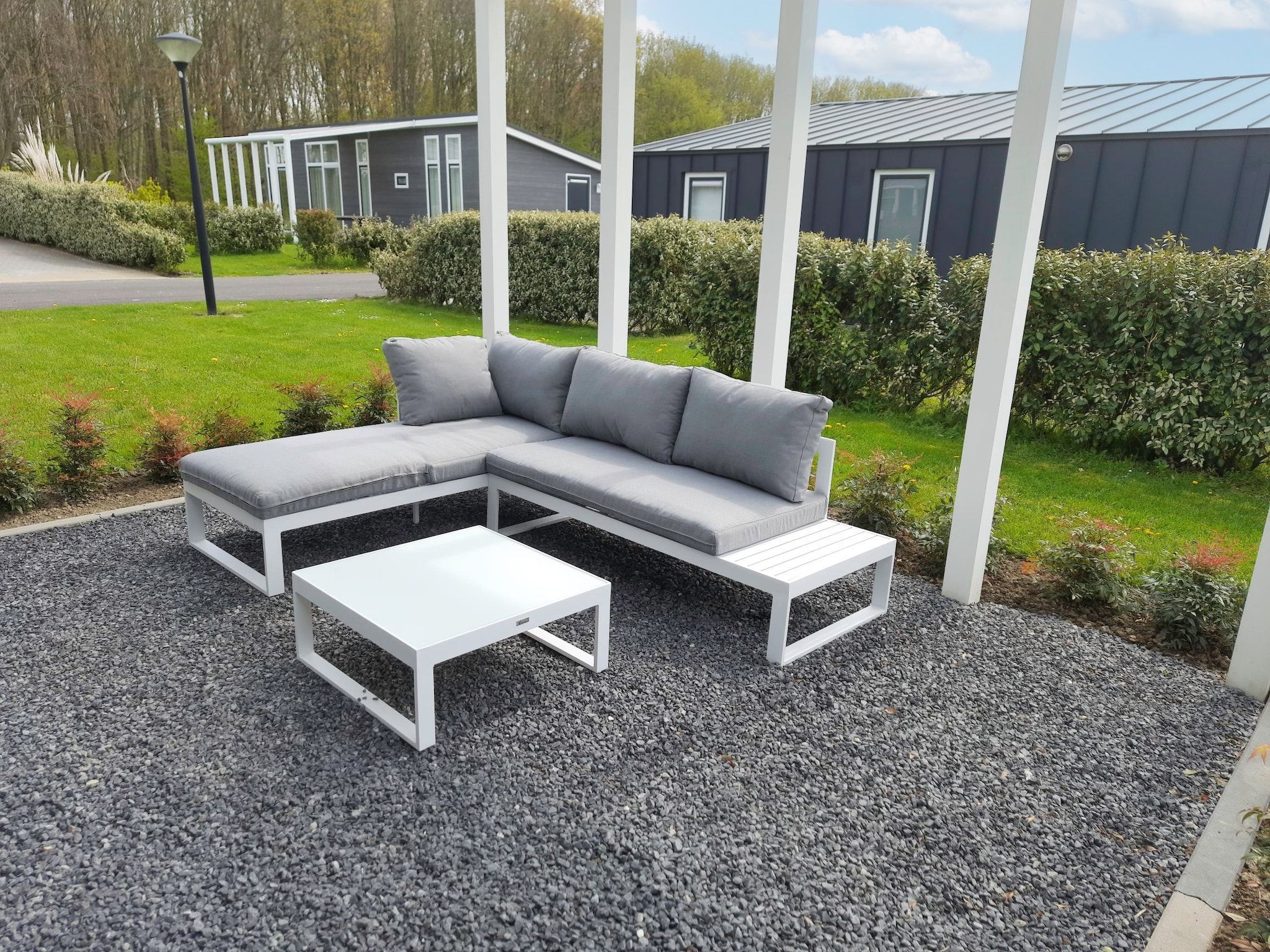 Het terras van Water Resort Oosterschelde 70 in Wemeldinge