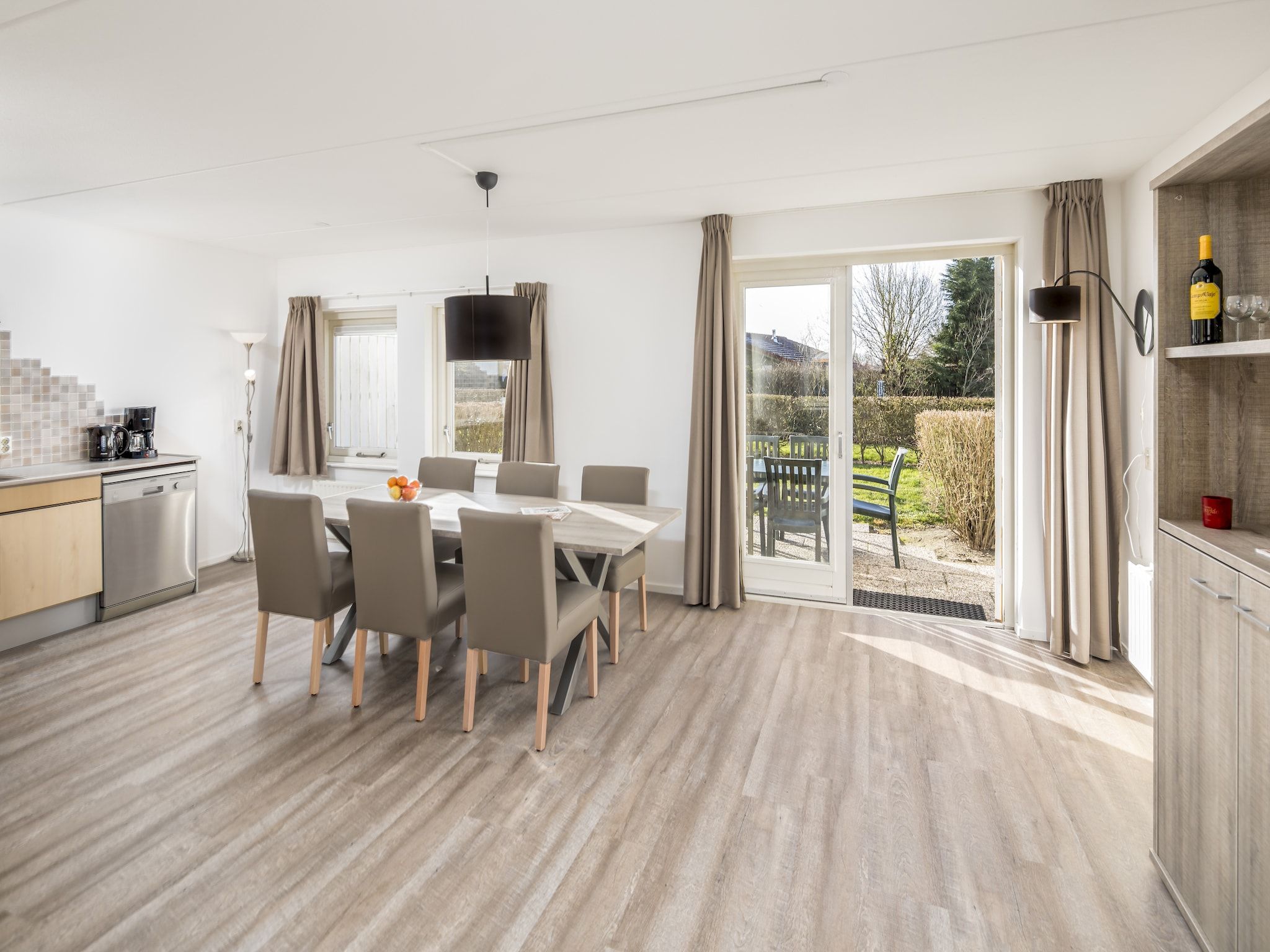 De eetkamer van Vakantiepark Soeten Haert 13 in Renesse