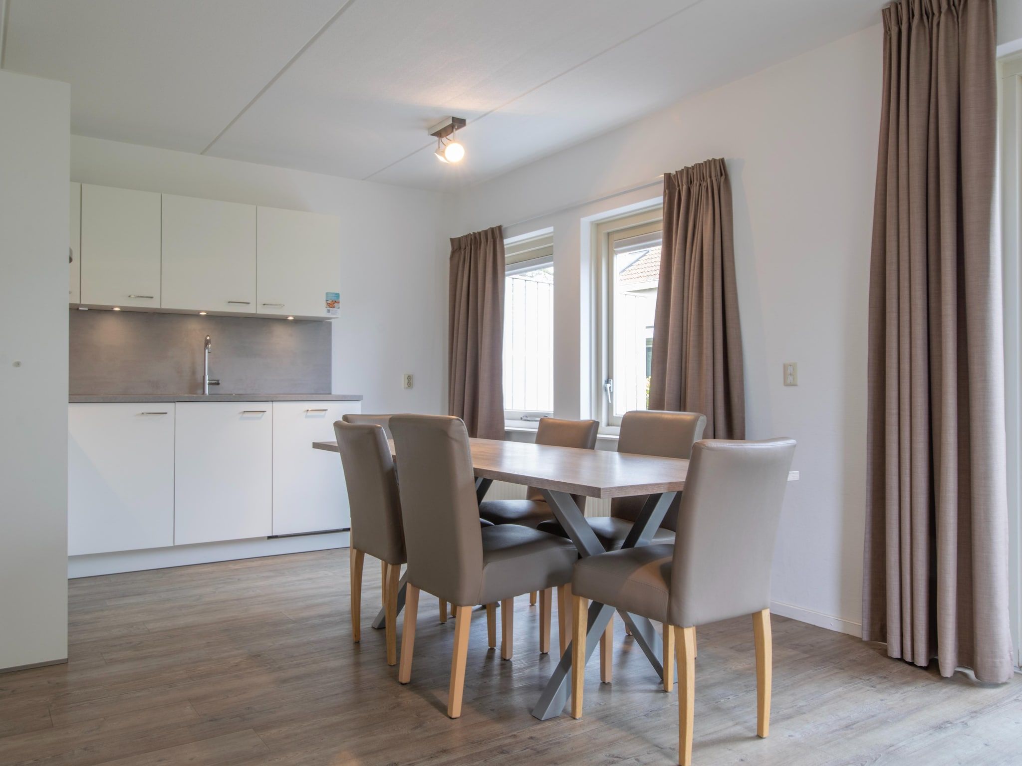 De eetkamer van Vakantiepark Soeten Haert 13 in Renesse