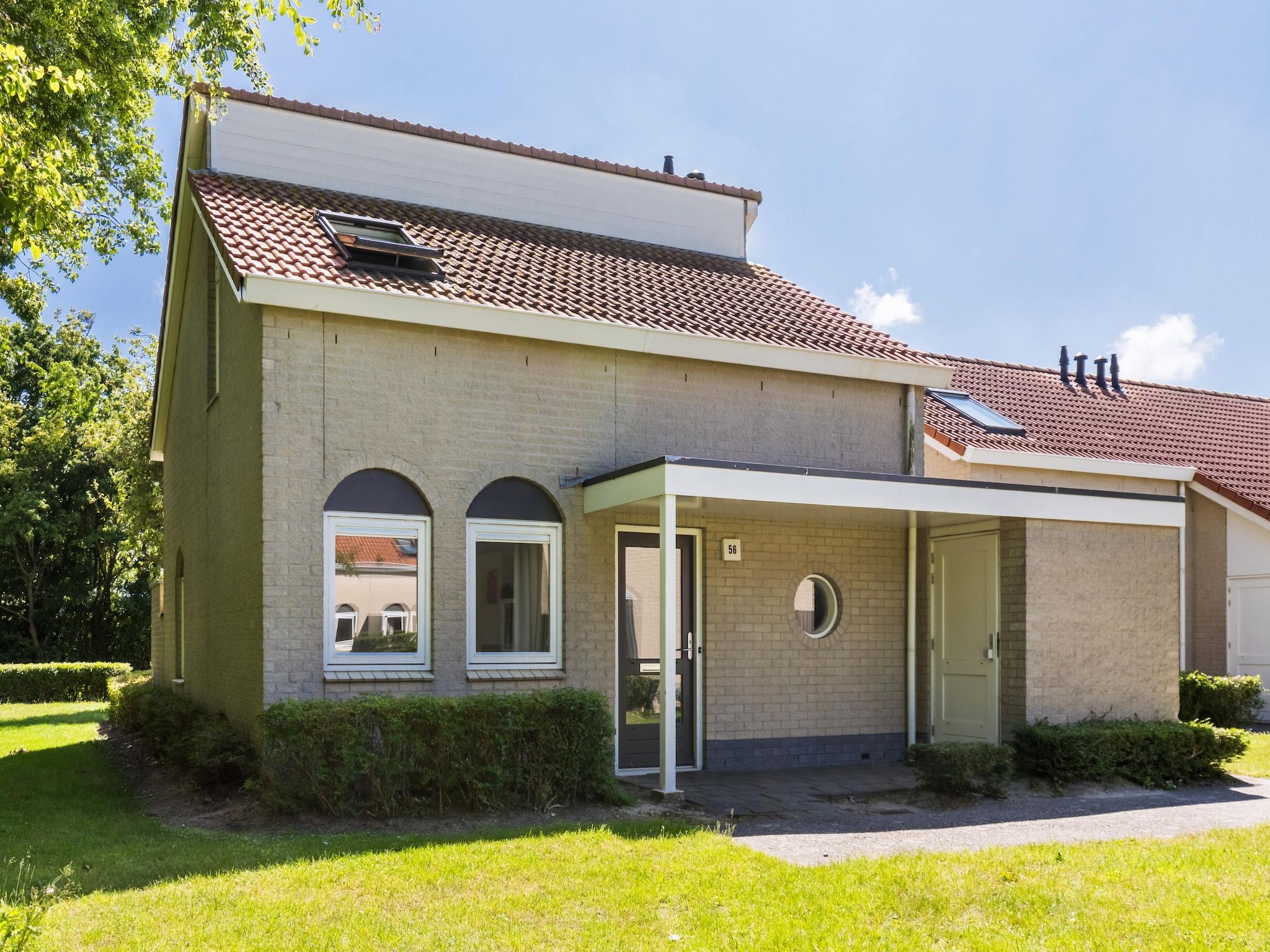 De buitenkant van Vakantiepark de Soeten Haert 16 in Renesse