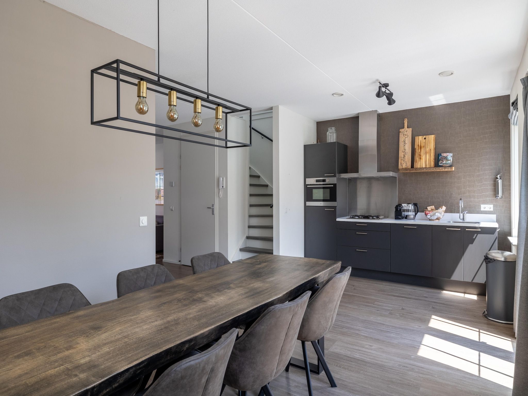 De eetkamer van appartement Kaapduinseweg 13 Dishoek 13D luxe 6p sauna in Koudekerke