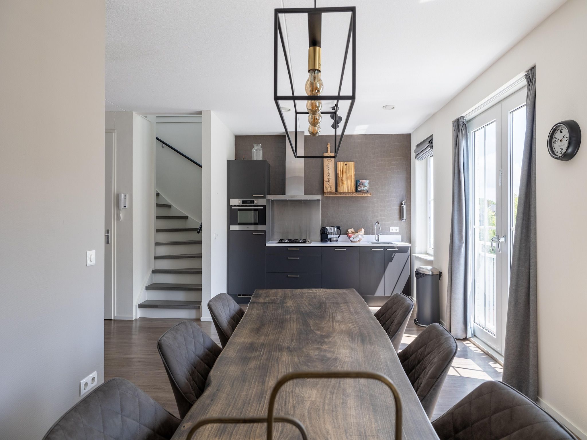 De eetkamer van appartement Kaapduinseweg 13 Dishoek 13D luxe 6p sauna in Koudekerke