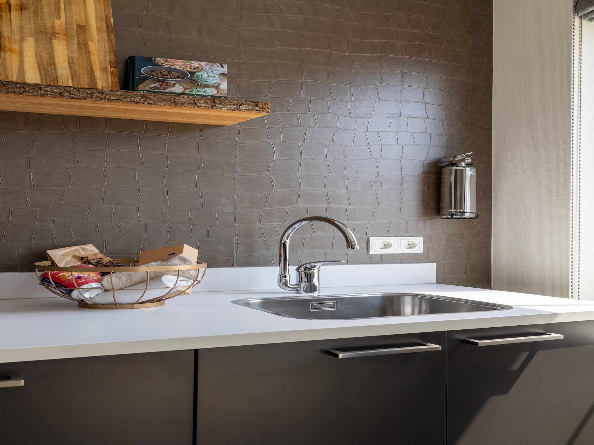 De keuken van appartement Kaapduinseweg 13 Dishoek 13D luxe 6p sauna in Koudekerke