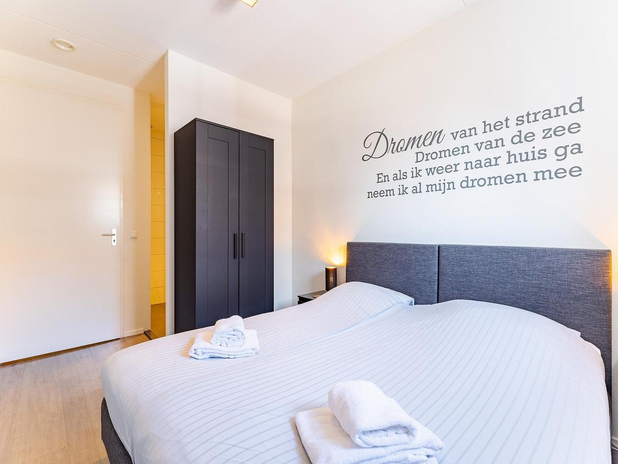 Een slaapkamer van appartement Kaapduinseweg 13 Dishoek 13D luxe 6p sauna in Koudekerke