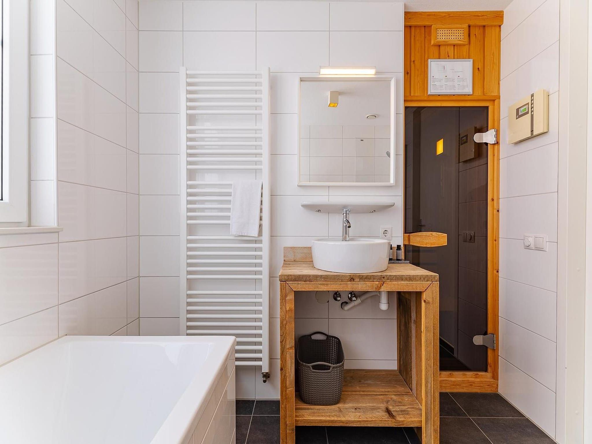 De badkamer van appartement Kaapduinseweg 13 Dishoek 13D luxe 6p sauna in Koudekerke