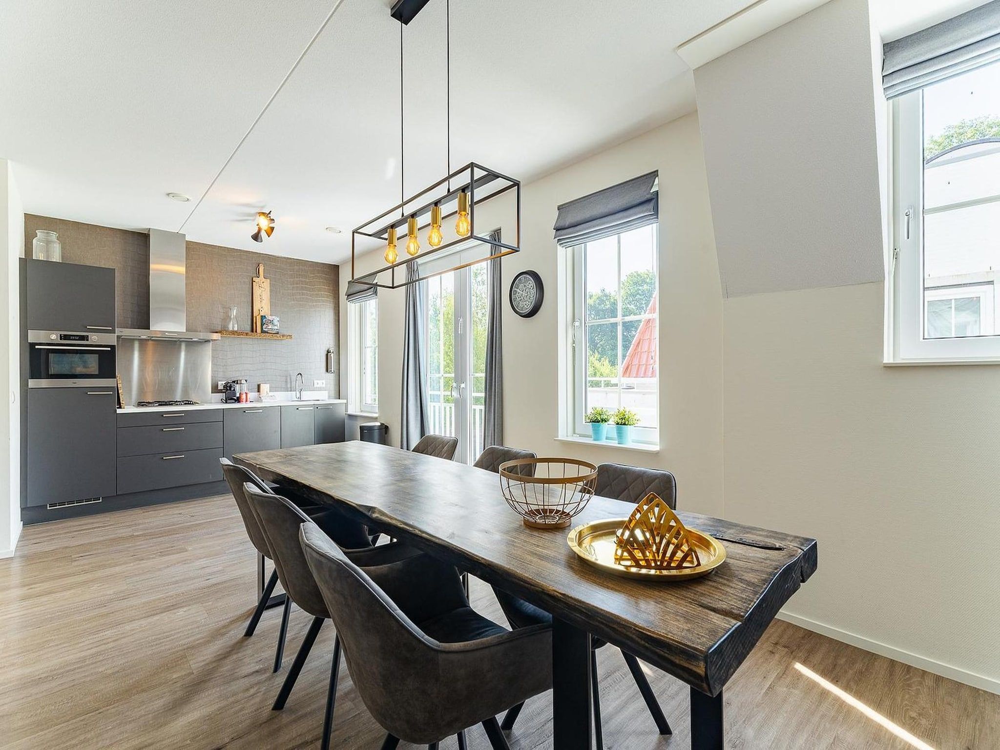 De eetkamer van appartement Kaapduinseweg 13 Dishoek 13D luxe 6p sauna in Koudekerke