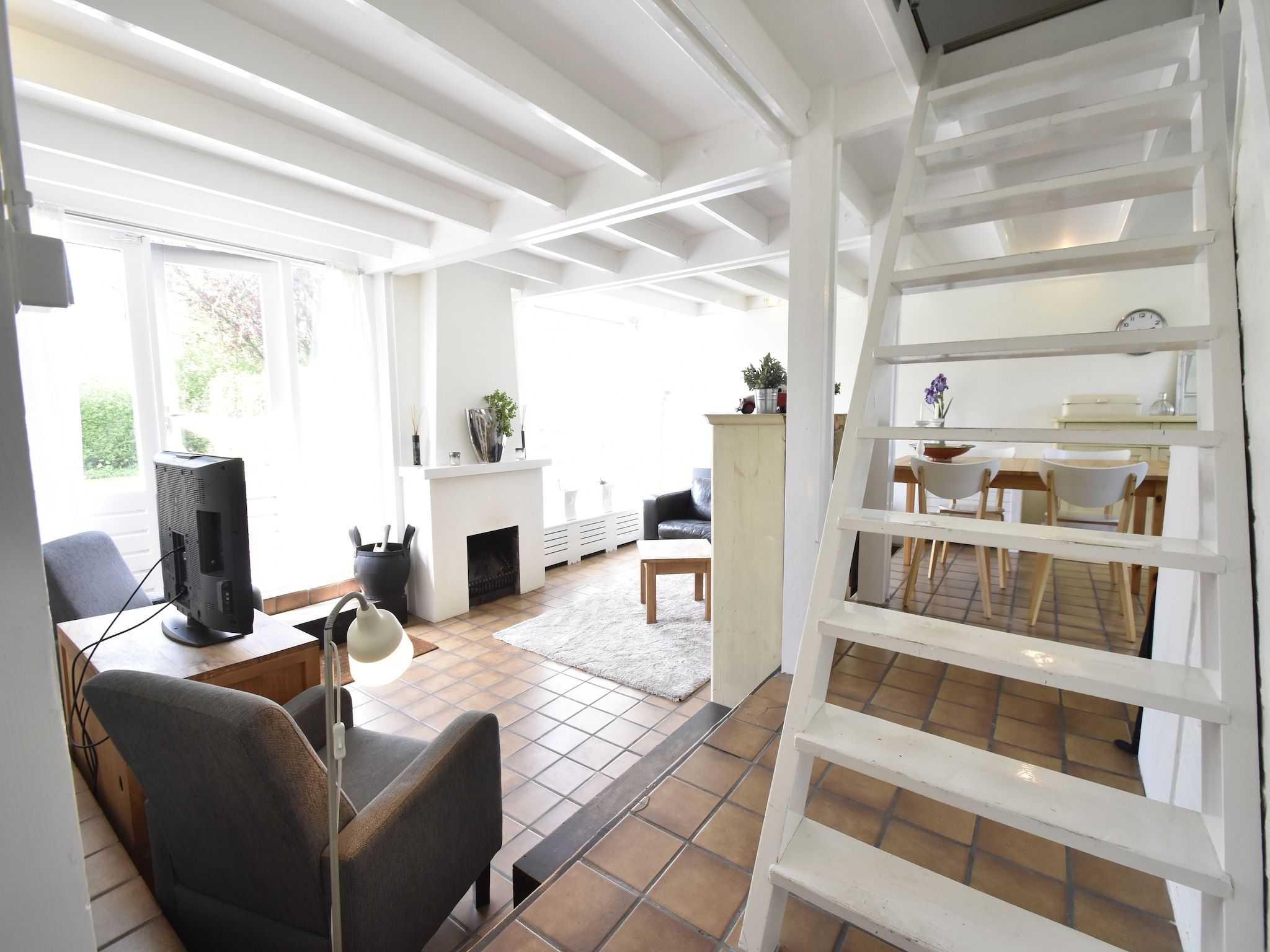 De woonkamer van De Reker Zon in Warmenhuizen