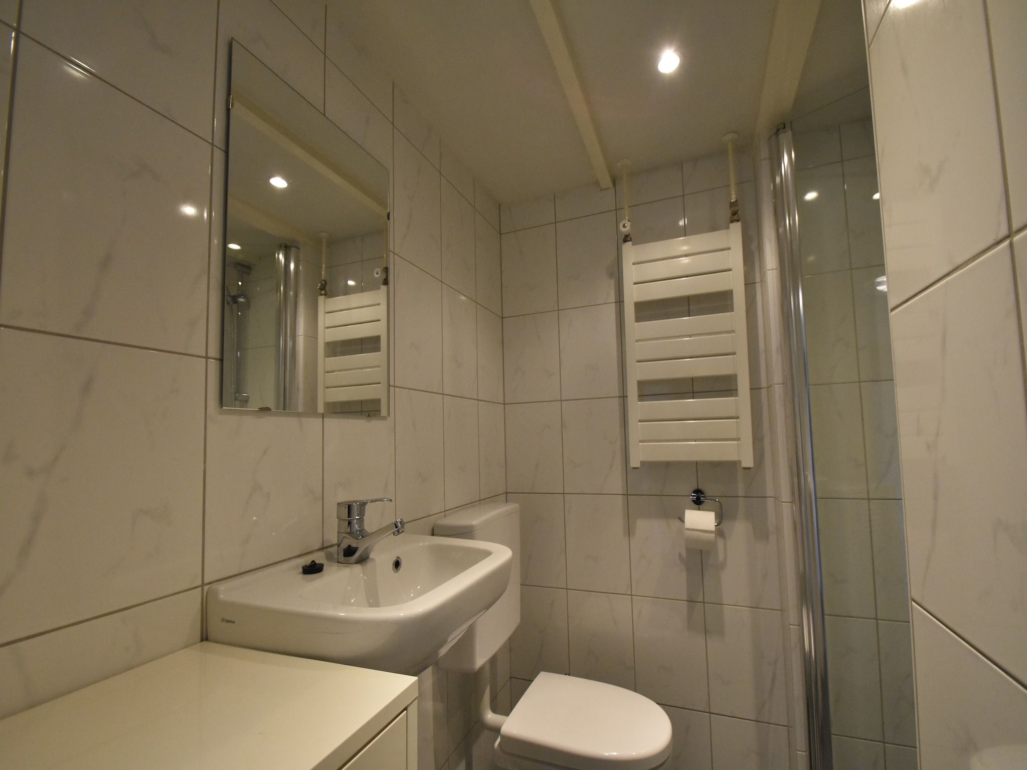 De badkamer van De Reker Zon in Warmenhuizen