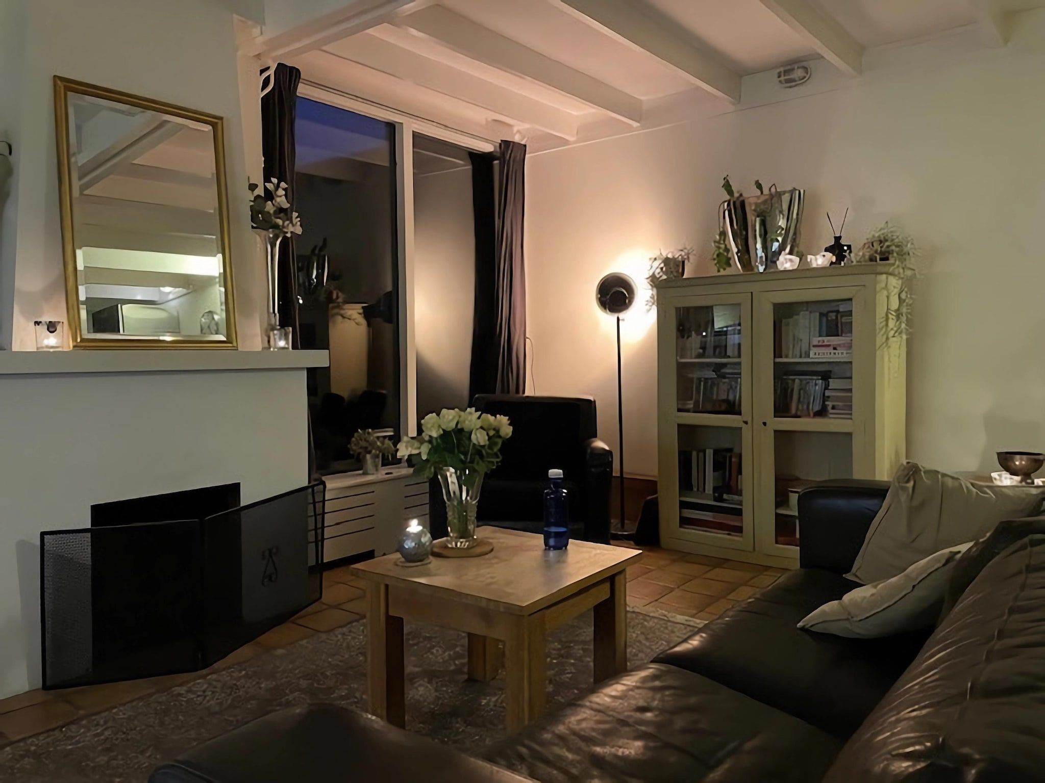 De woonkamer van De Reker Zon in Warmenhuizen