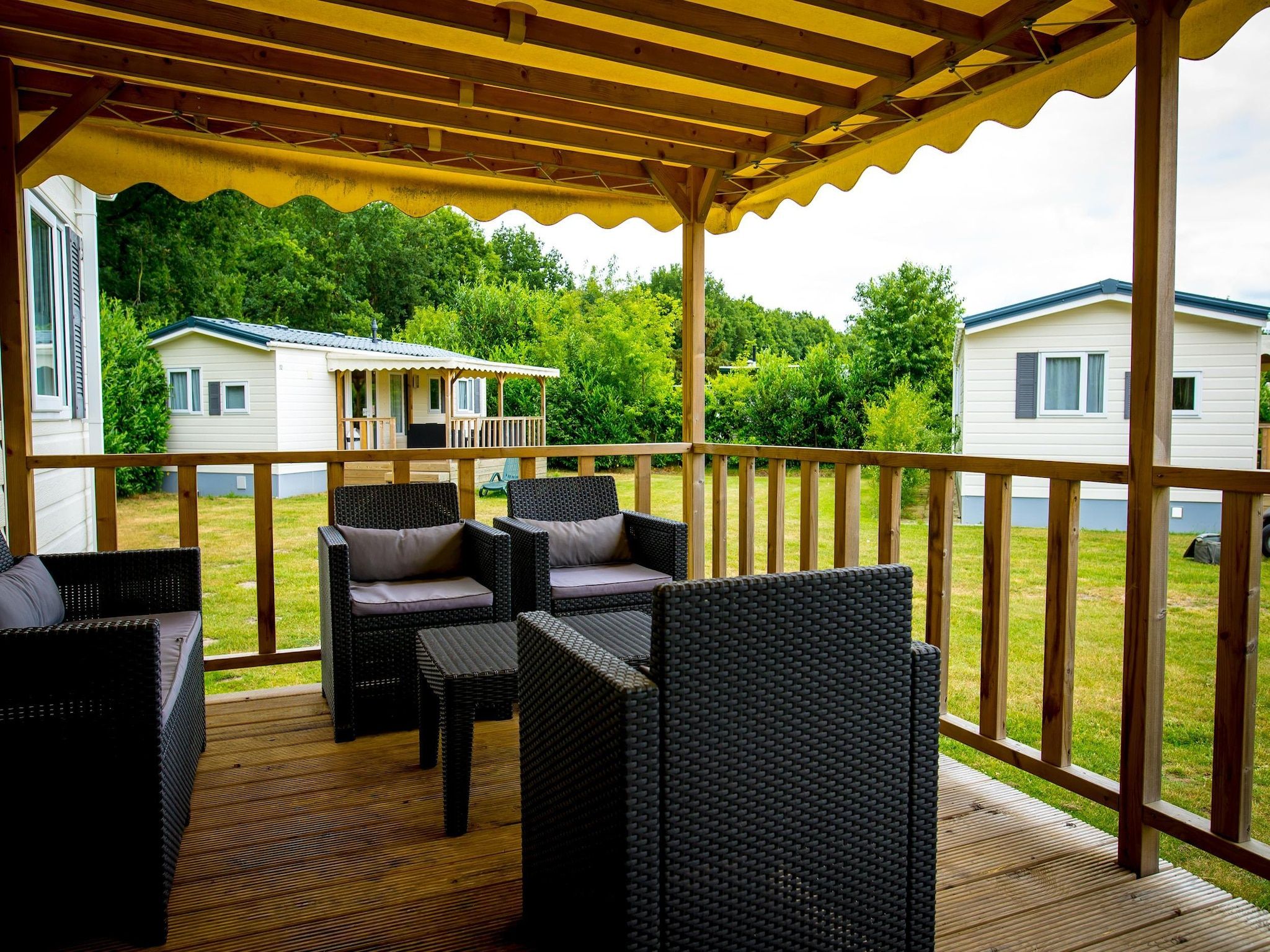 Het terras van Recreatiepark Duinhoeve 4 in Udenhout