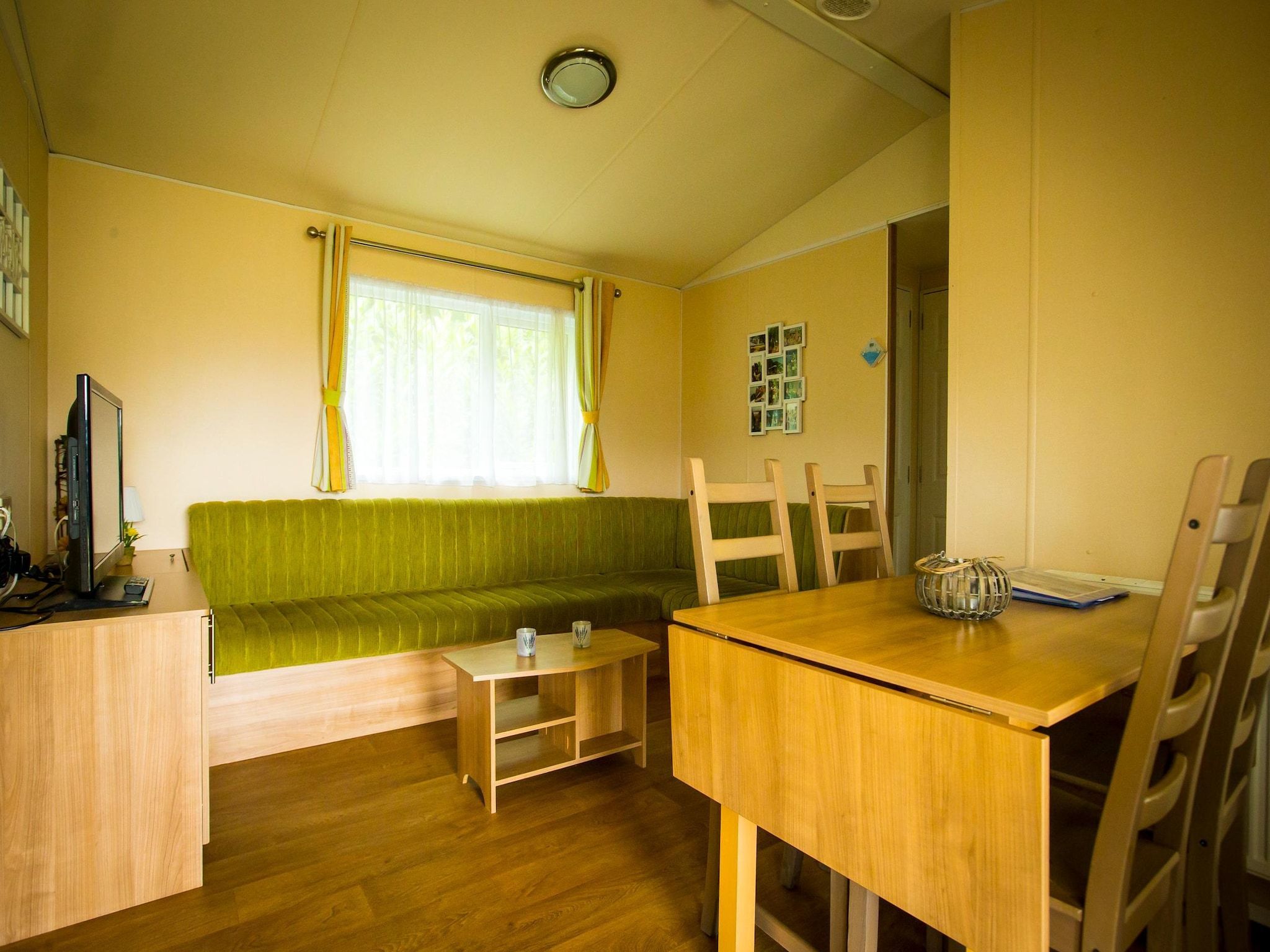 De woonkamer van Recreatiepark Duinhoeve 4 in Udenhout