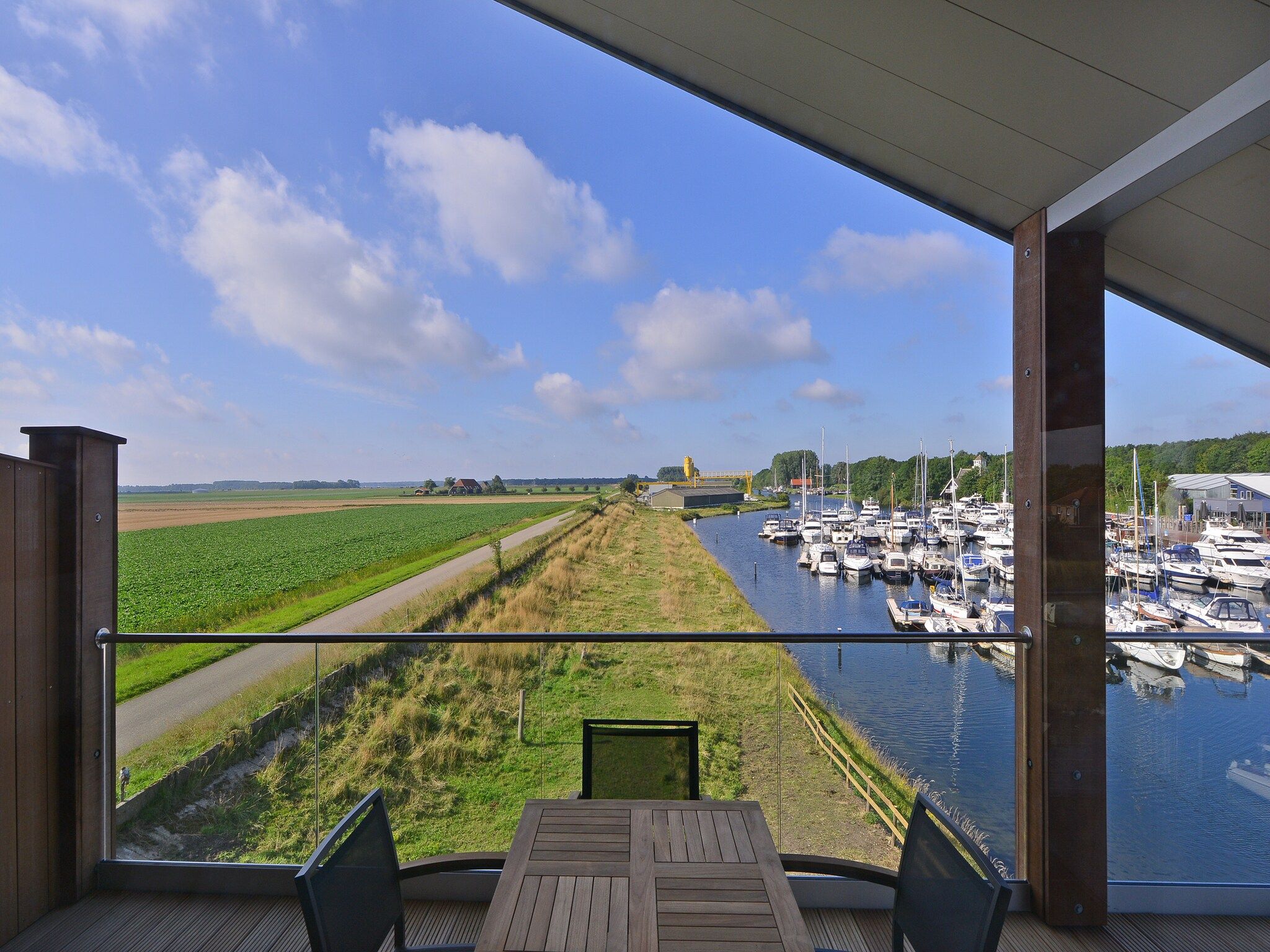 Het terras van Uithaven 10 F in Kamperland