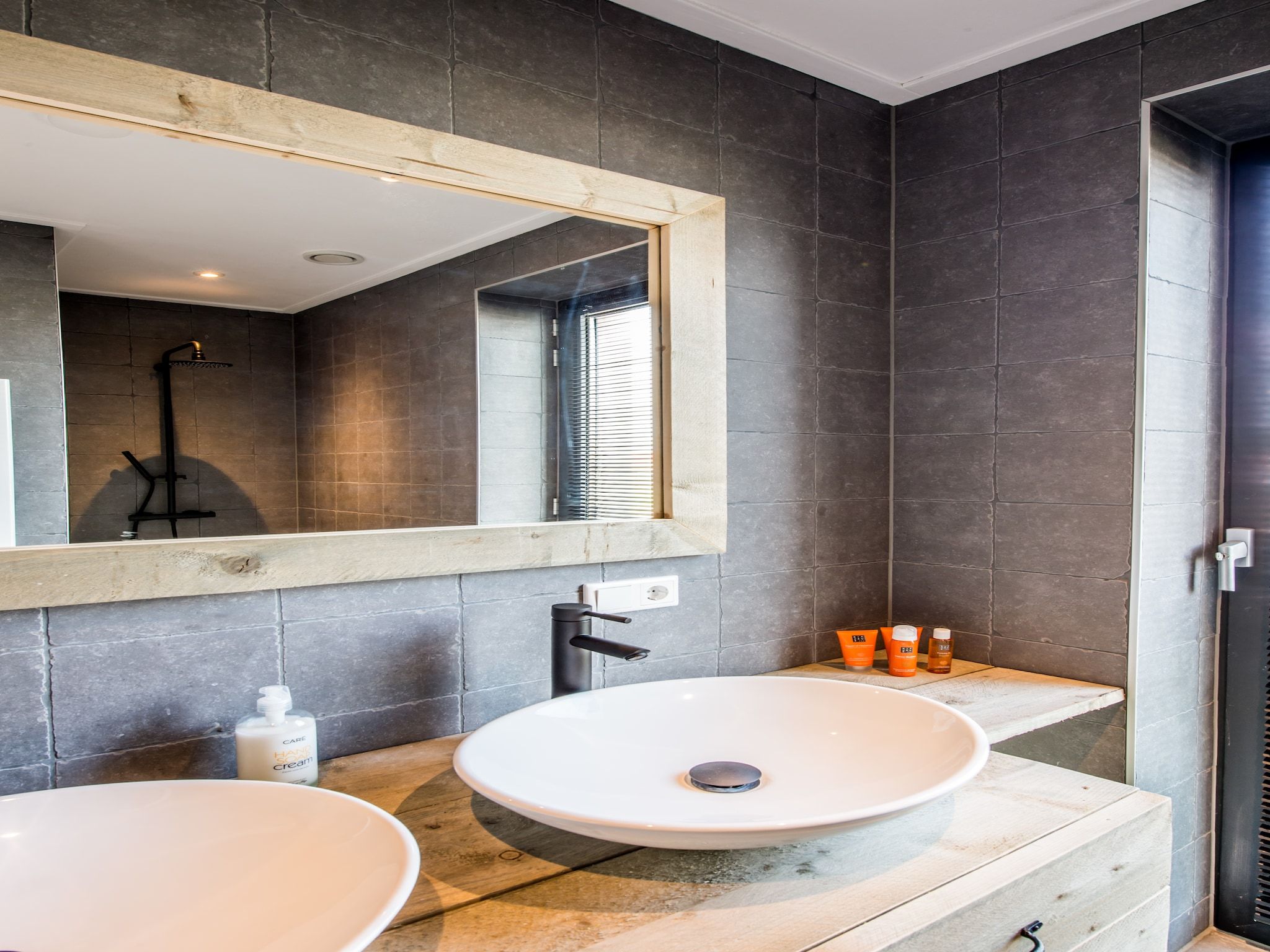 De badkamer van Uithaven 10C in Kamperland