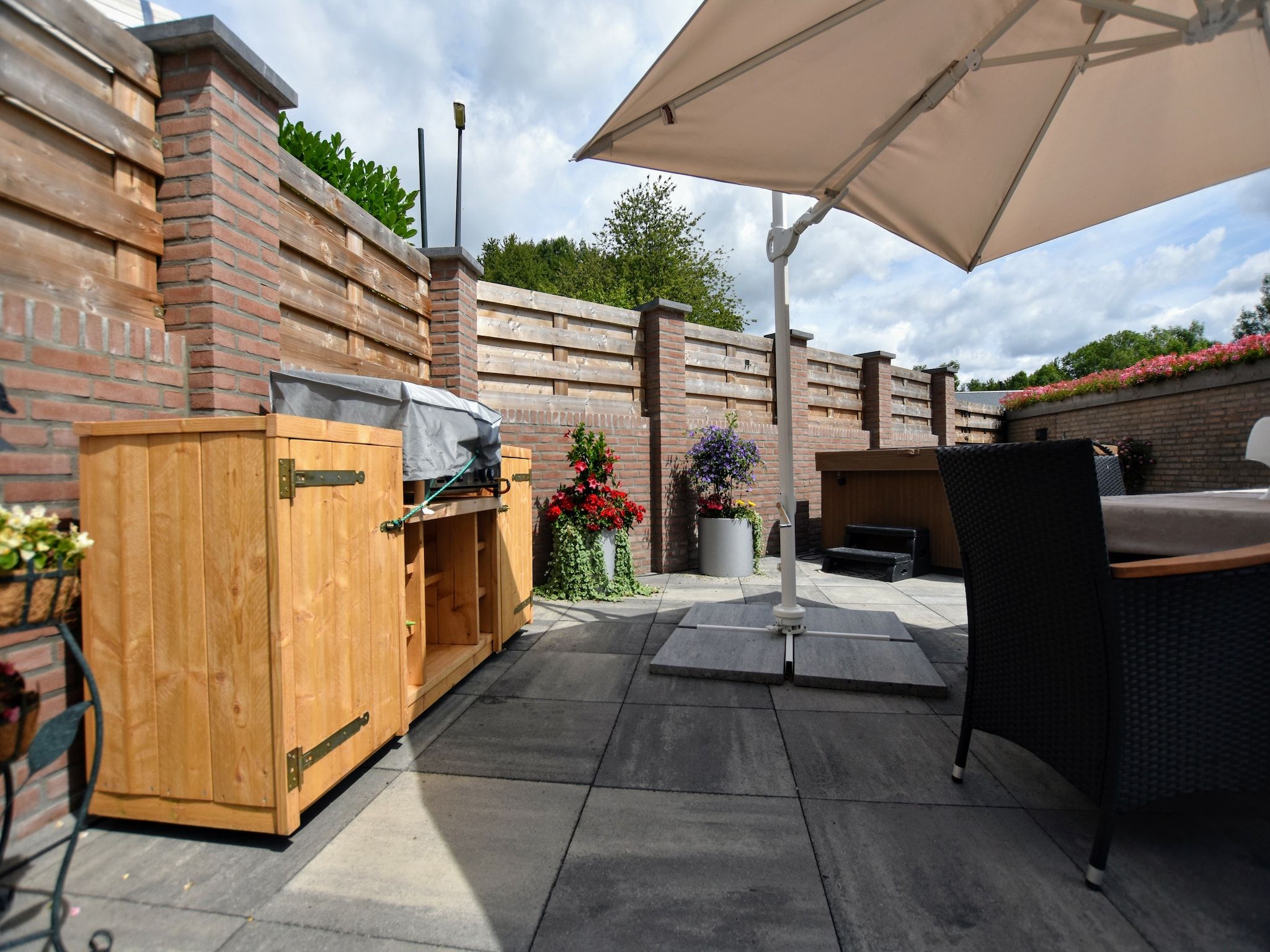 Het terras van Geulhuisje II in Walem