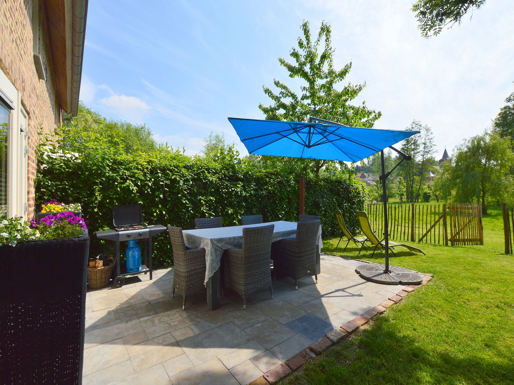 Het terras van Hoeve A Gen Water- Donderblumke in Slenaken