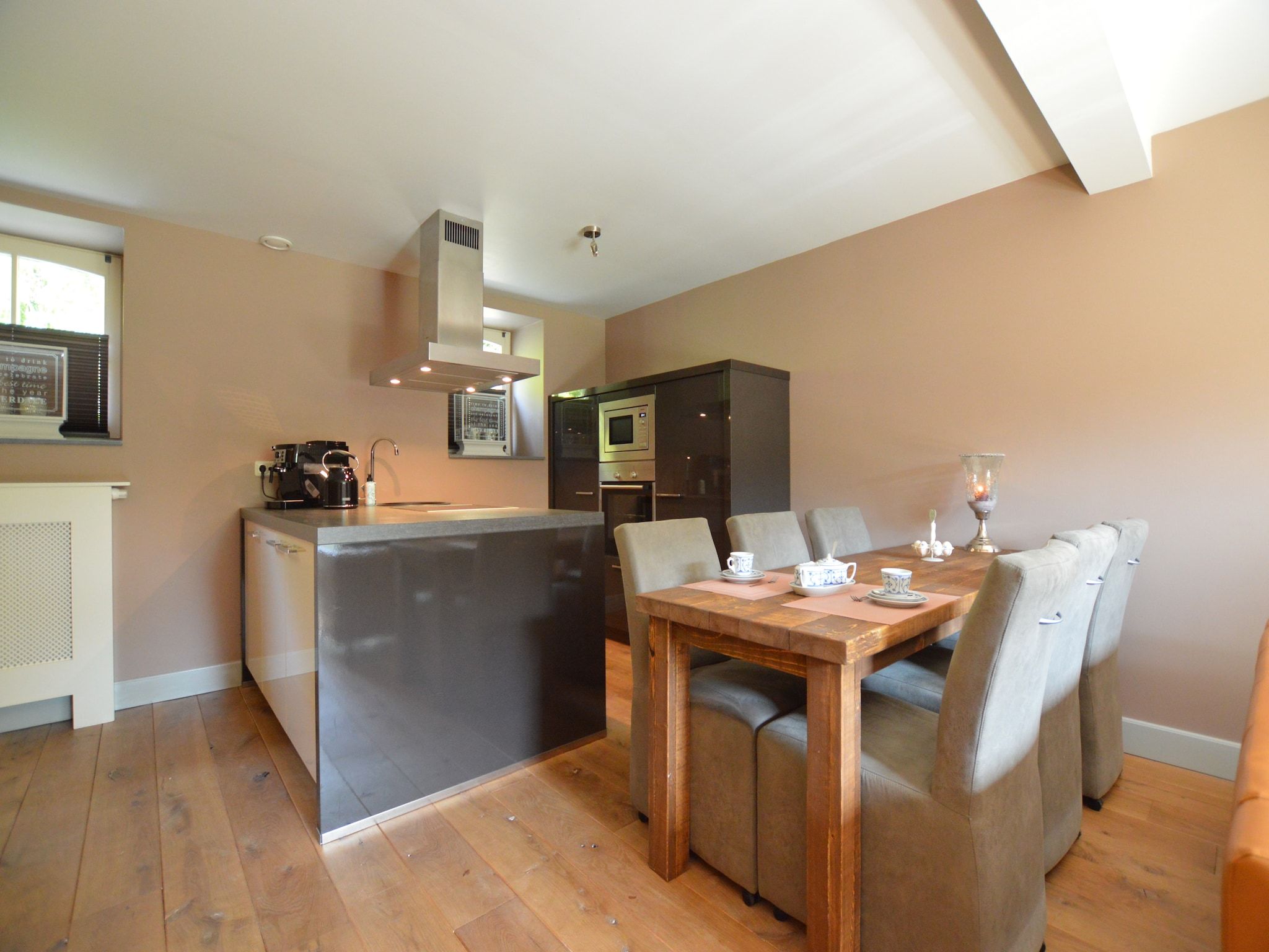 De eetkamer van Hoeve A Gen Water- Donderblumke in Slenaken